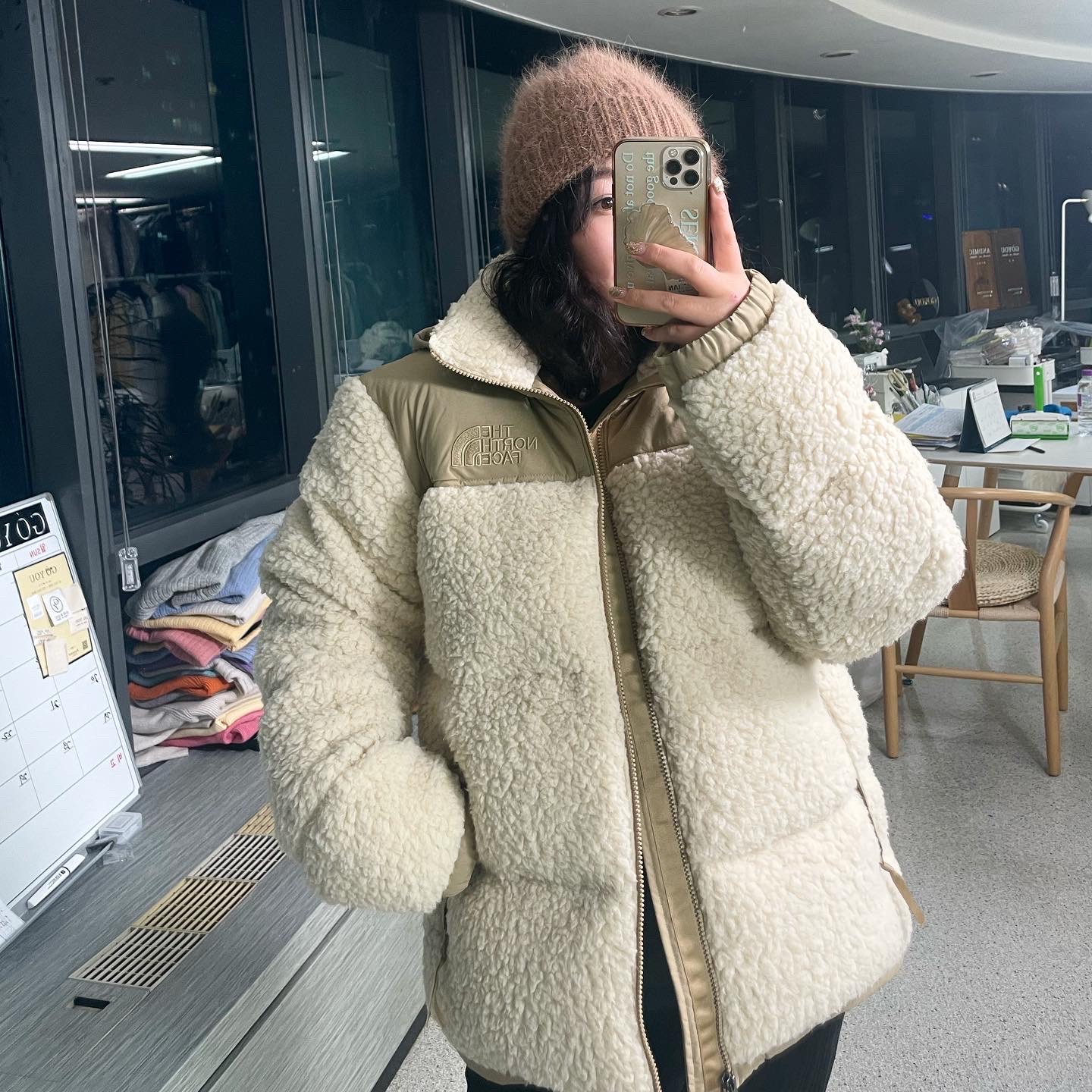 The North Face Sherpa Nuptse Jacket Sand 착용 스타일