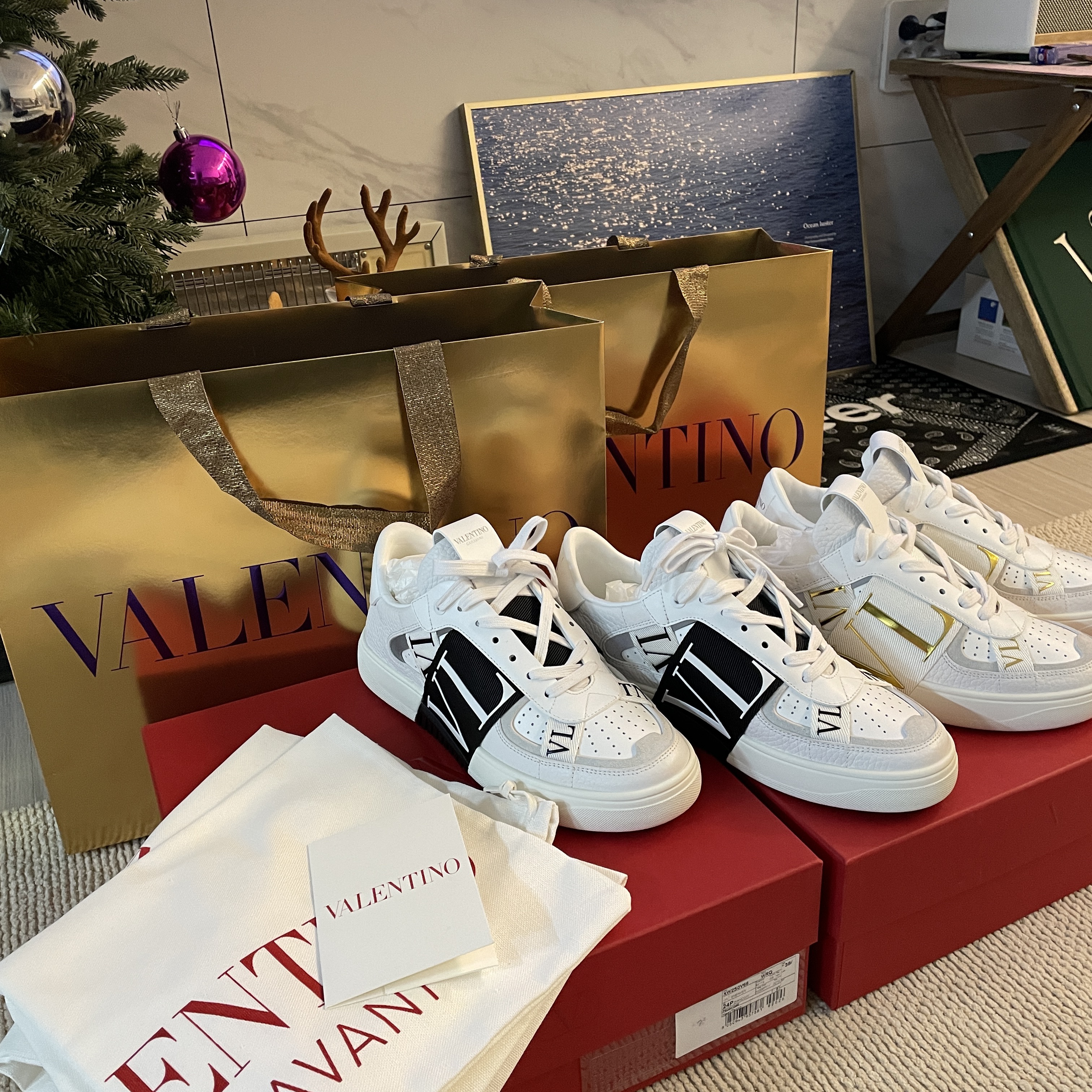 (W) Valentino Calfskin VL7N Low-Top Sneakers With Bands White Antique Brass, (W) Valentino Calfskin VL7N Low-Top Sneakers with Bands White Black 착용 스타일 - 2