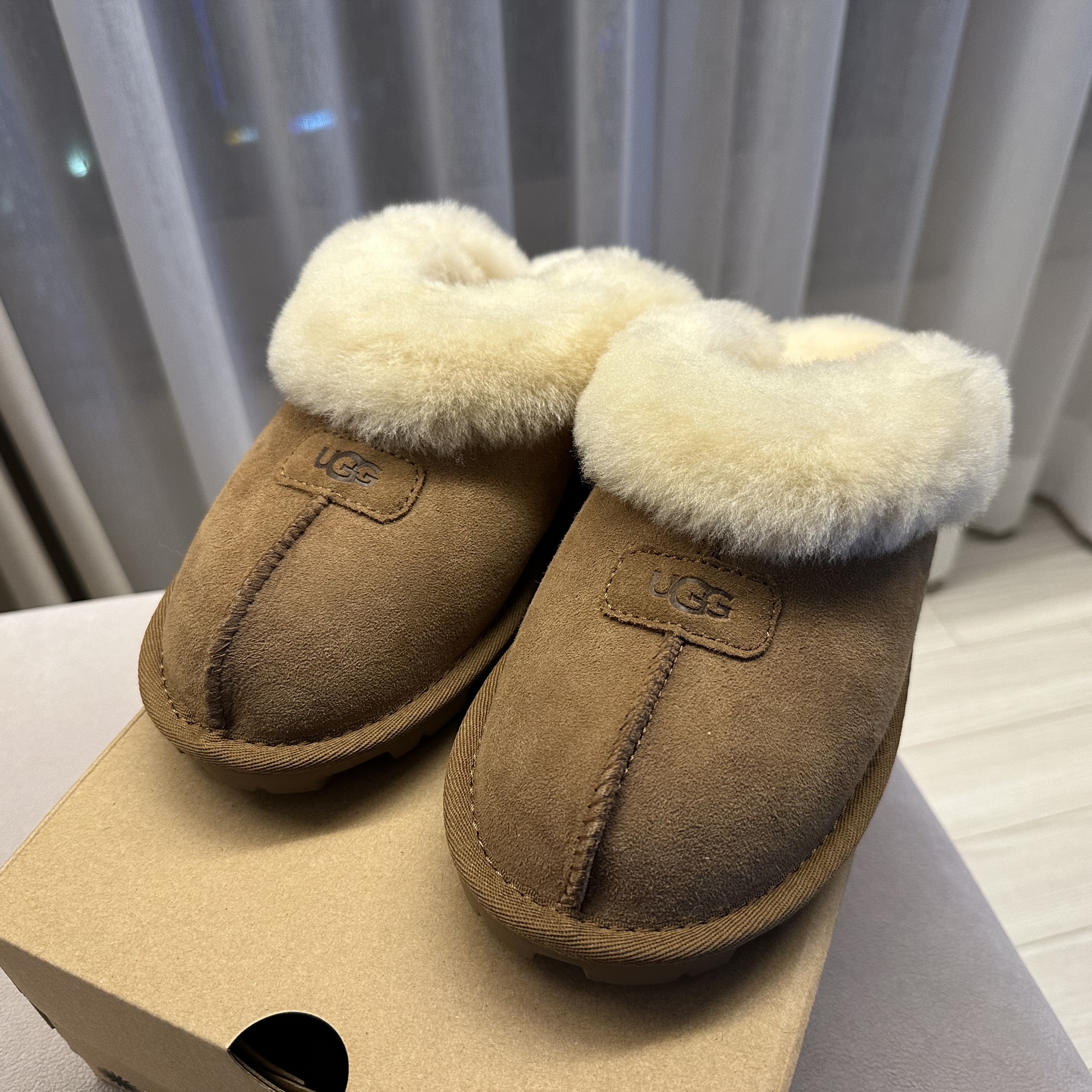 (W) UGG Coquette Slipper Chestnut 착용 스타일 - 1