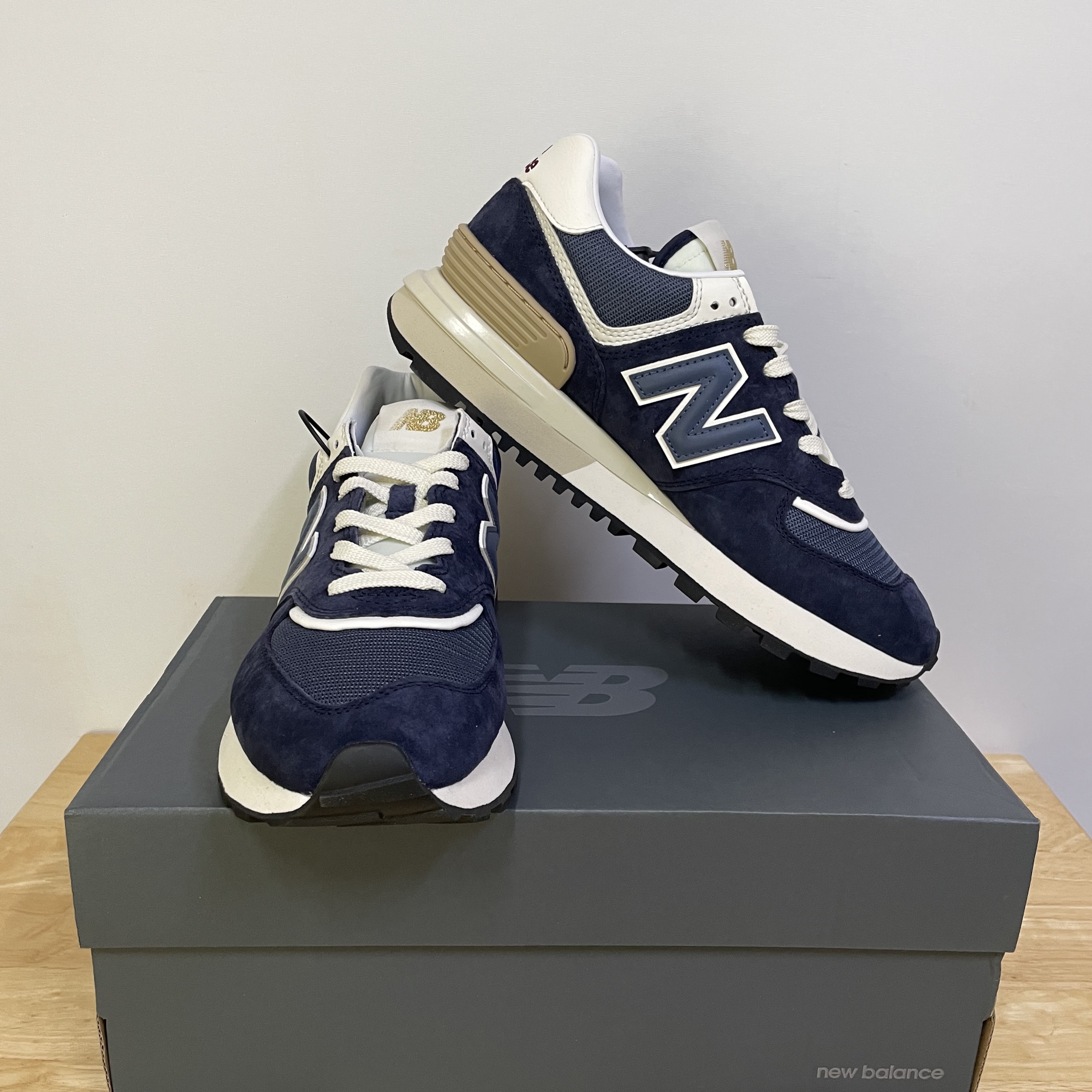 New Balance 574 Legacy Navy 착용 스타일 - 2