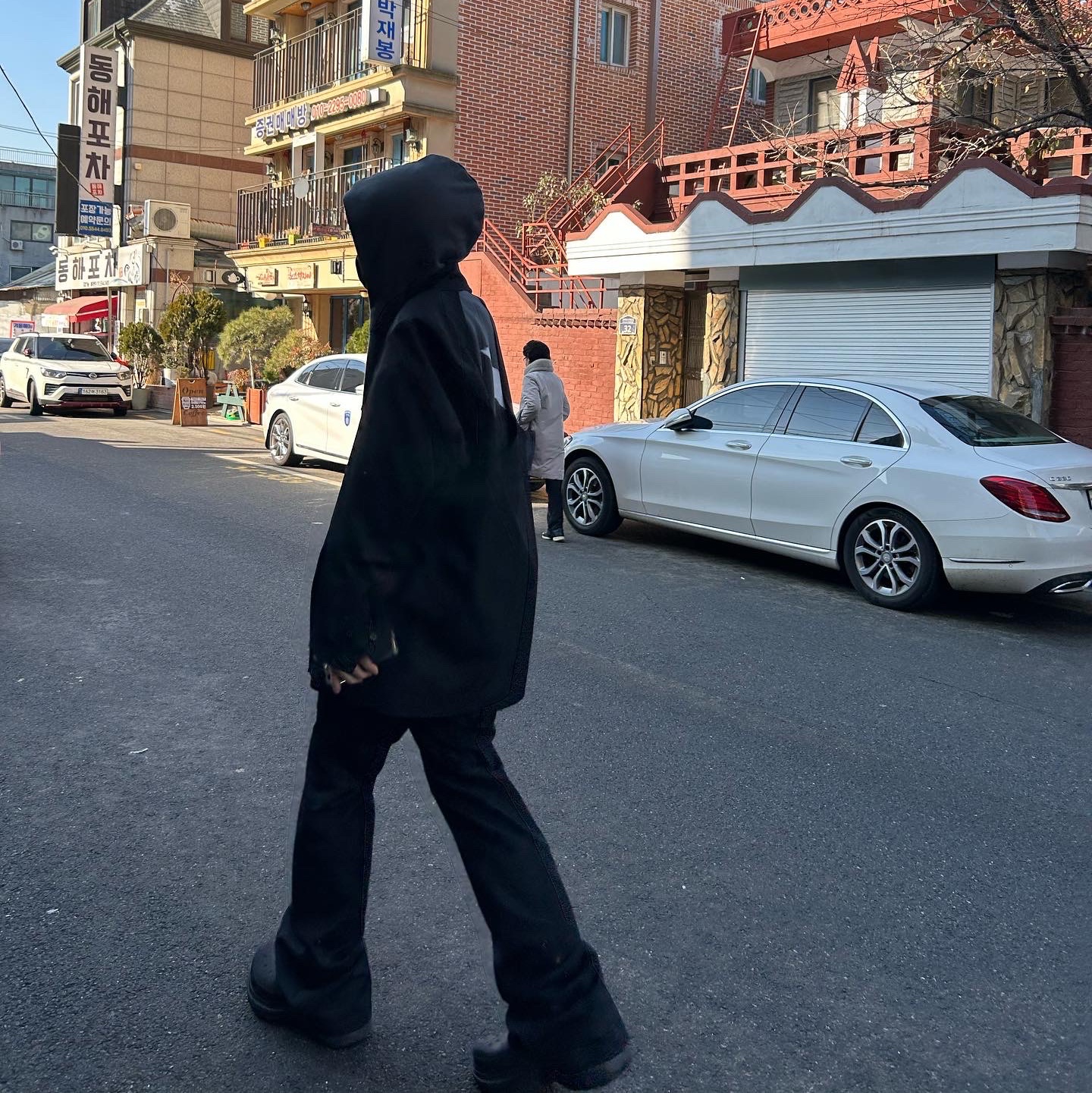 Balenciaga x Crocs Rubber Boot Black, Yeezy Gap Engineered By Balenciaga Dove Hoodie Black 착용 스타일 - 1