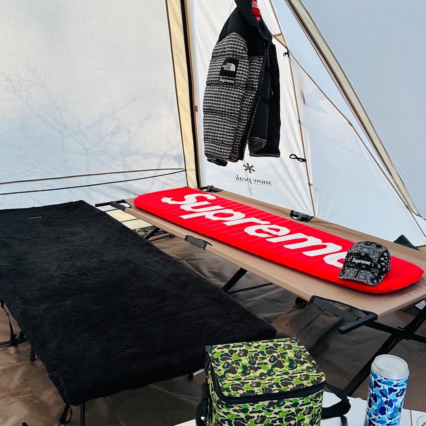 Supreme x Sea to Summit Self Inflating Sleeping Mat Red - 21SS, Helinox Tactical Cot Convertible Coyote Tan (Without Legs) 착용 스타일 - 2