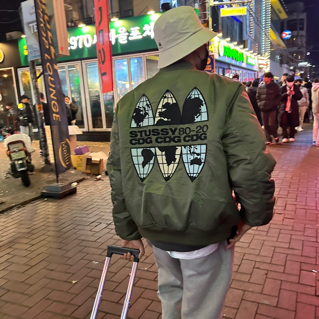 Stussy x CDG MA-1 Jacket Olive, Jordan 1 Retro High OG Hyper Royal 착용 스타일 - 1