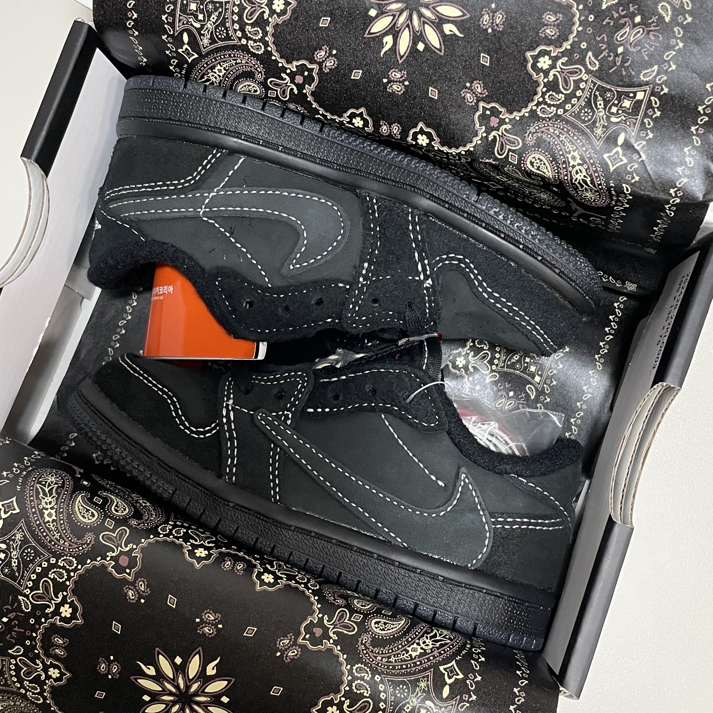 (TD) Jordan 1 x Travis Scott Retro Low OG SP Black Phantom 착용 스타일 - 1