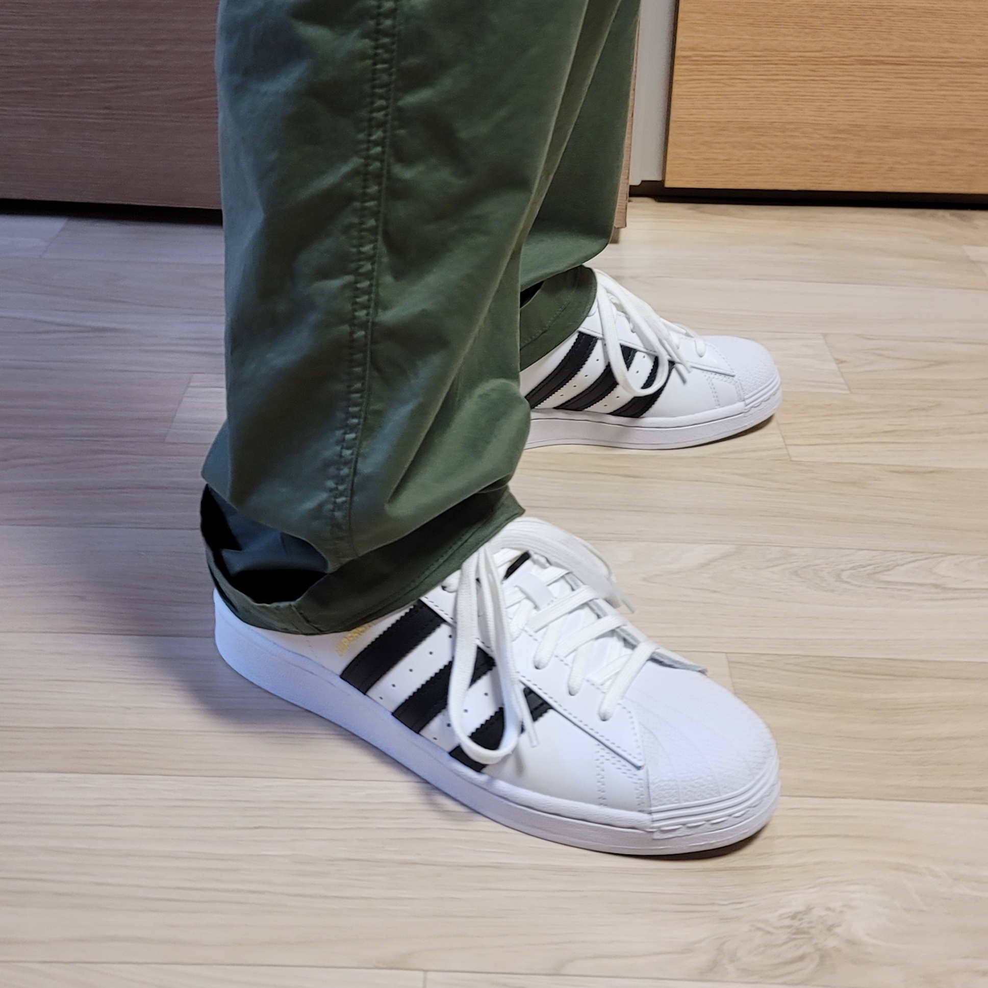 Adidas Superstar White Black 착용 스타일