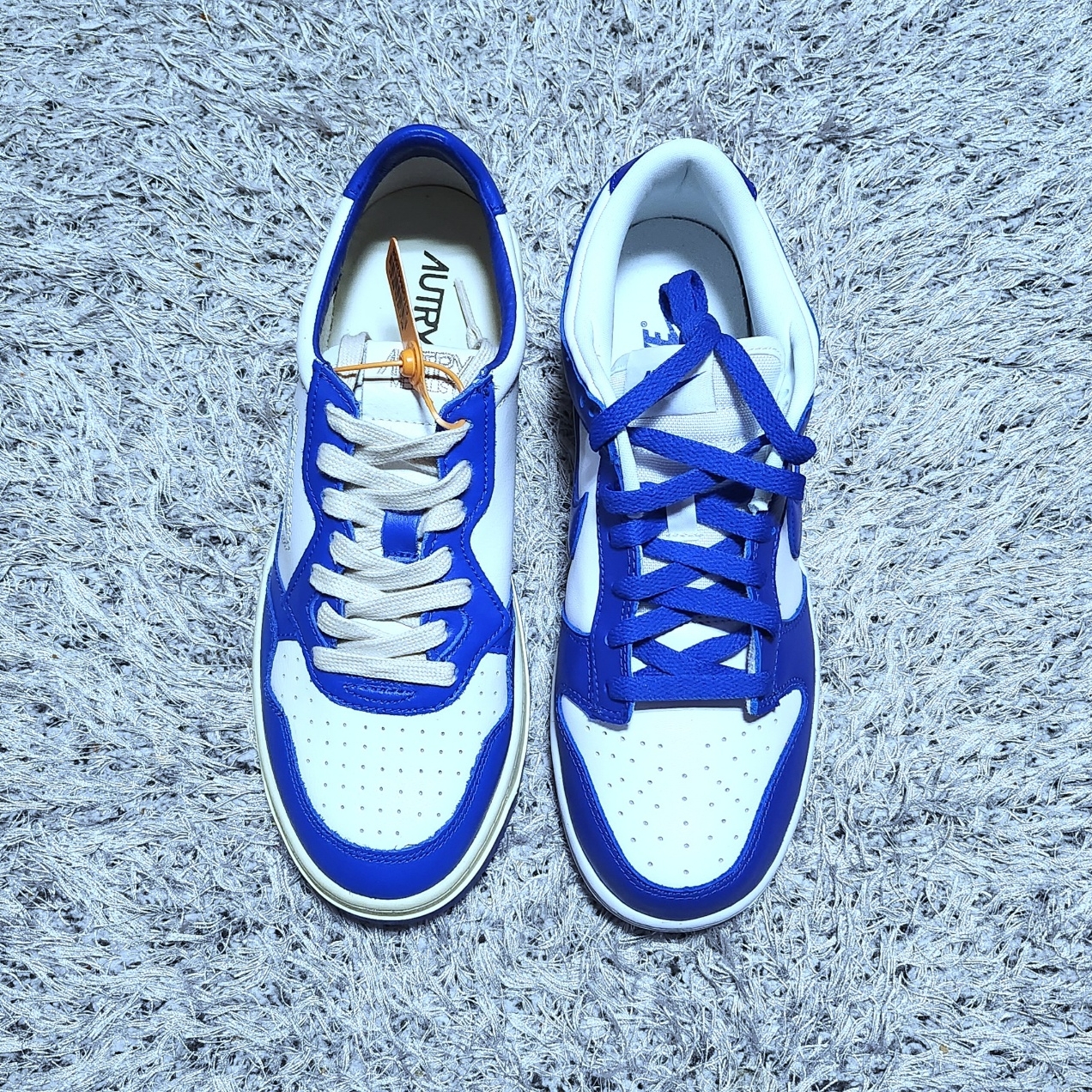 Autry Medalist Low Leather Sneakers White Azure 착용 스타일 - 2