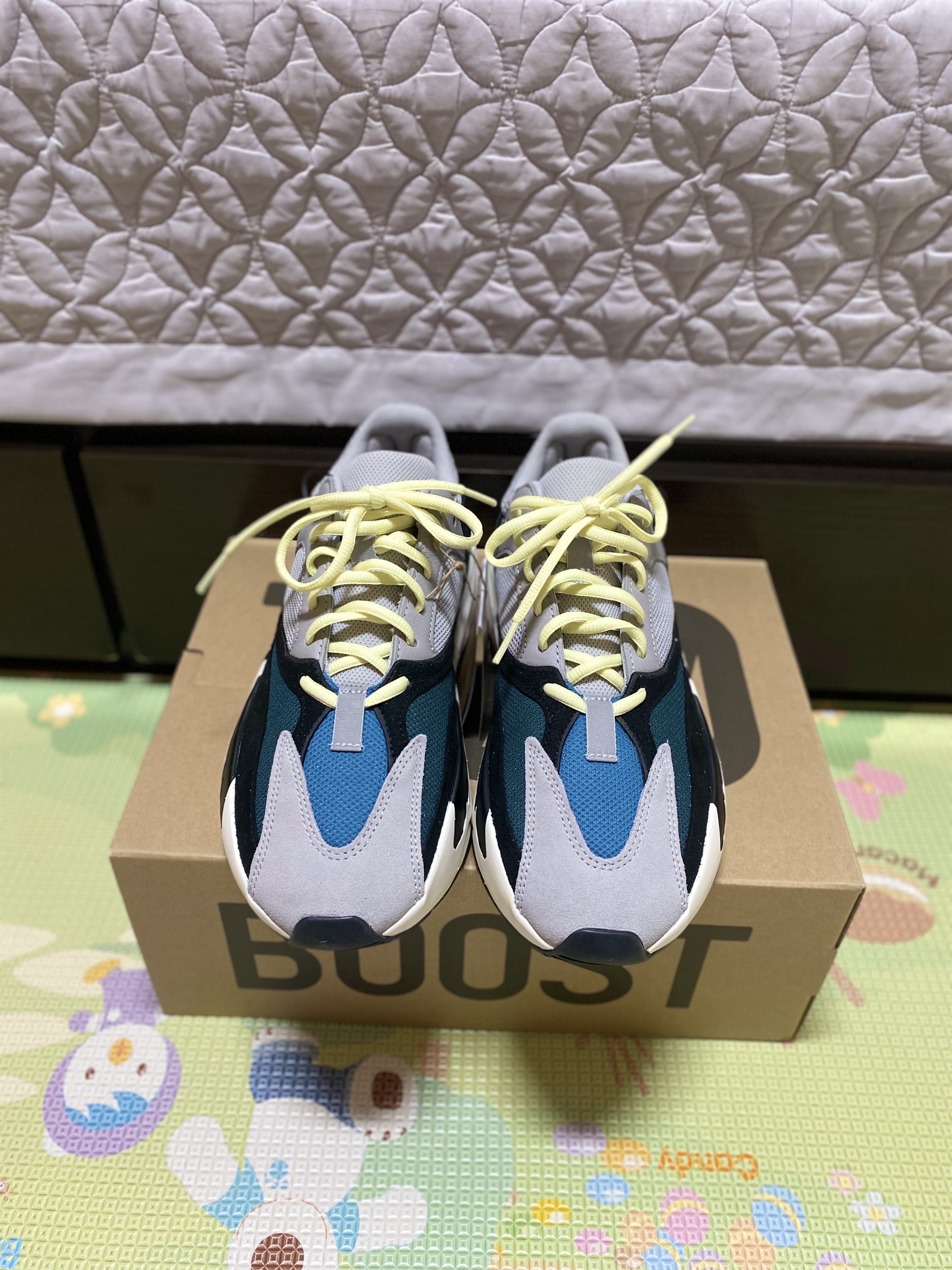 Adidas Yeezy Boost 700 Wave Runner Solid Grey 2021/2022 착용 스타일 - 2