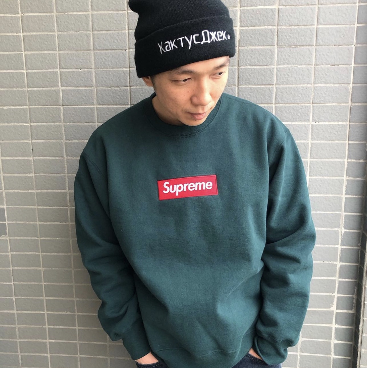 Supreme Box Logo Crewneck Dark Pine - 22FW, Supreme Box Logo Crewneck Cardinal - 22FW 착용 스타일 - 2