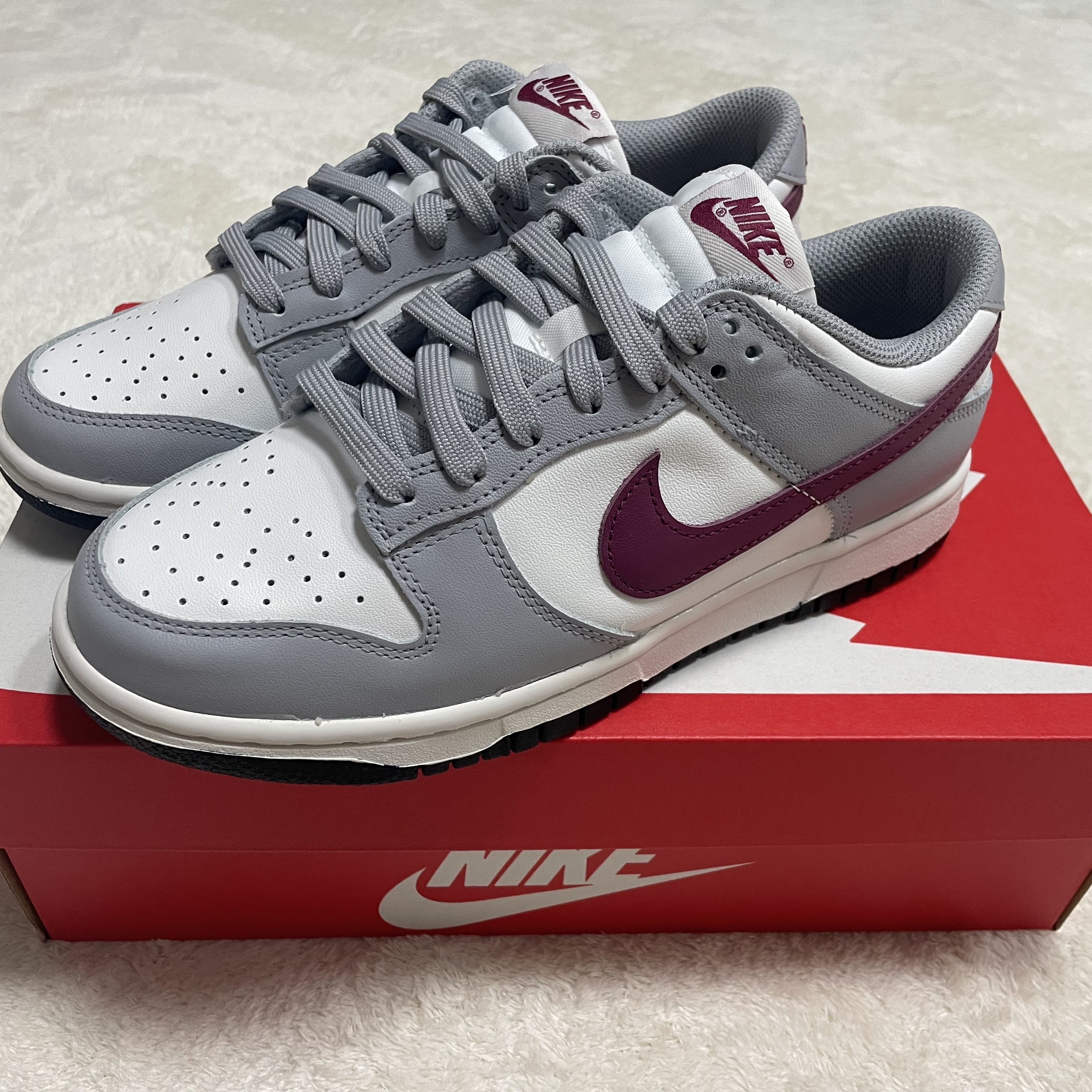 (W) Nike Dunk Low Wolf Grey Rosewood 착용 스타일 - 1