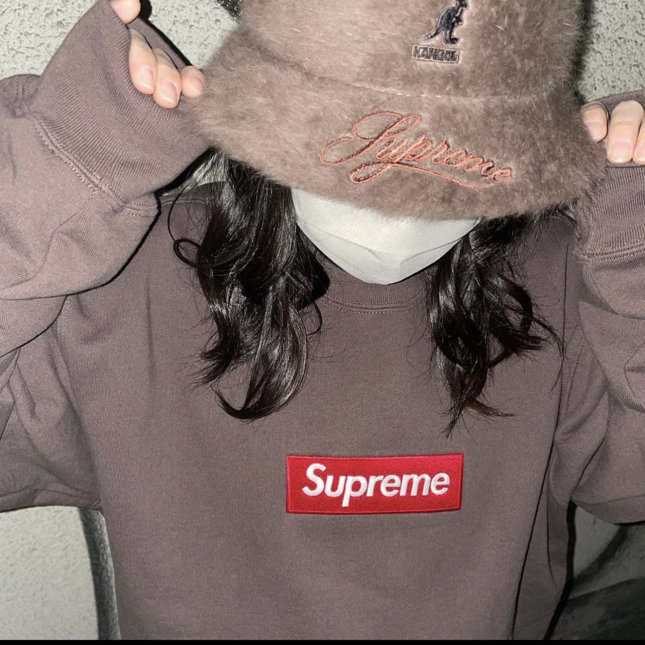 Supreme Box Logo Crewneck Dark Pine - 22FW, Supreme Box Logo Crewneck Cardinal - 22FW 착용 스타일 - 5
