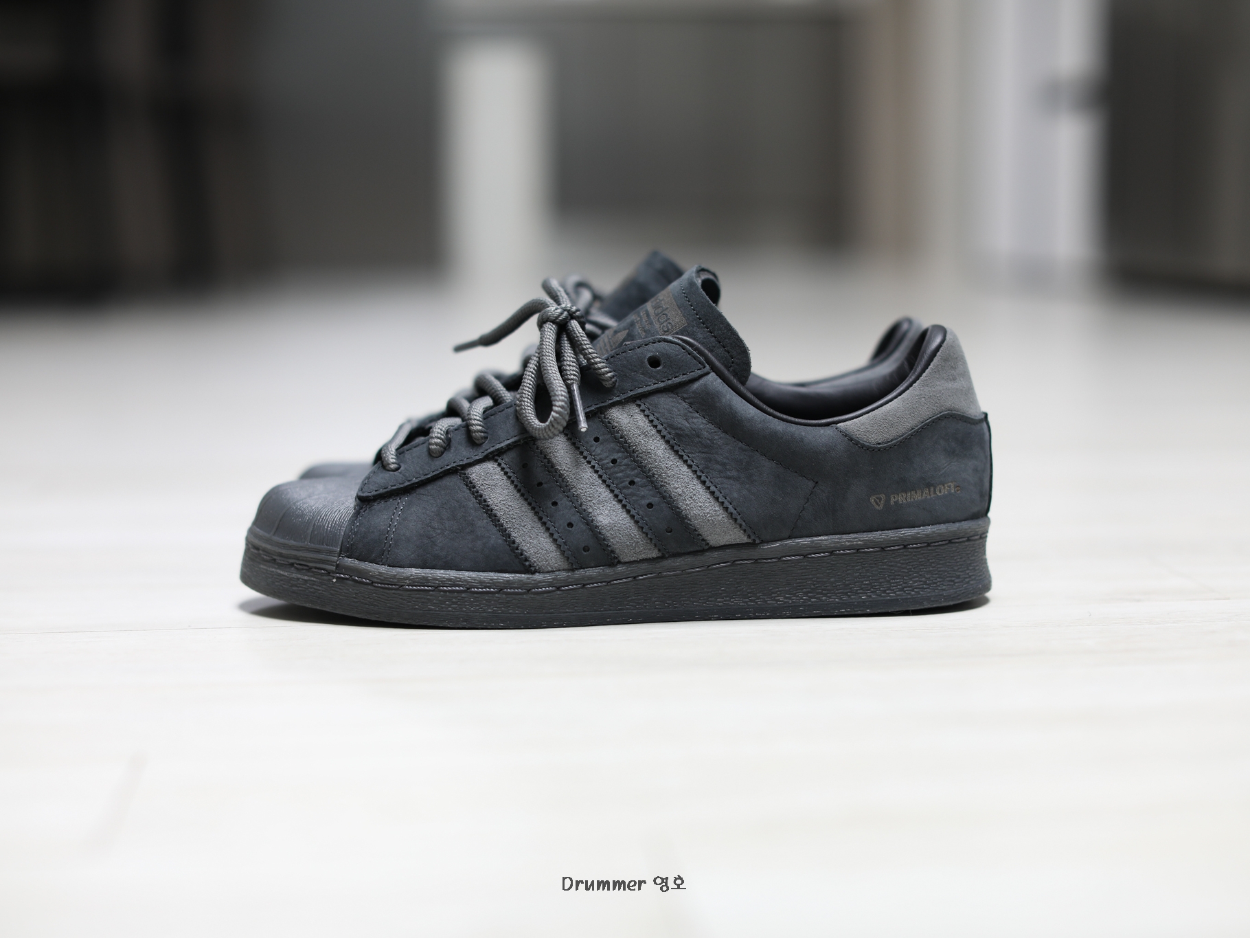 Adidas Superstar 82 Carbon Grey 착용 스타일