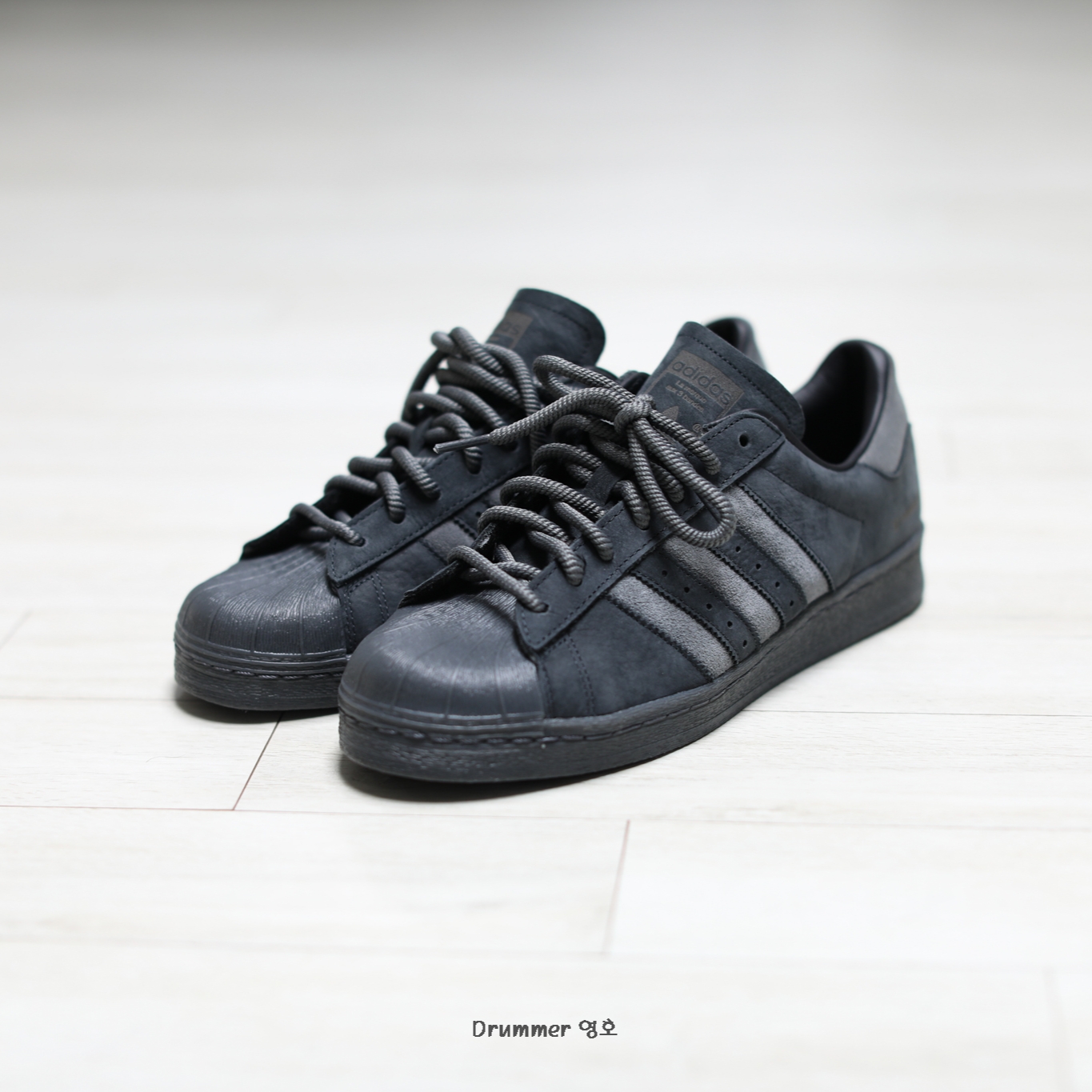 Adidas Superstar 82 Carbon Grey 착용 스타일