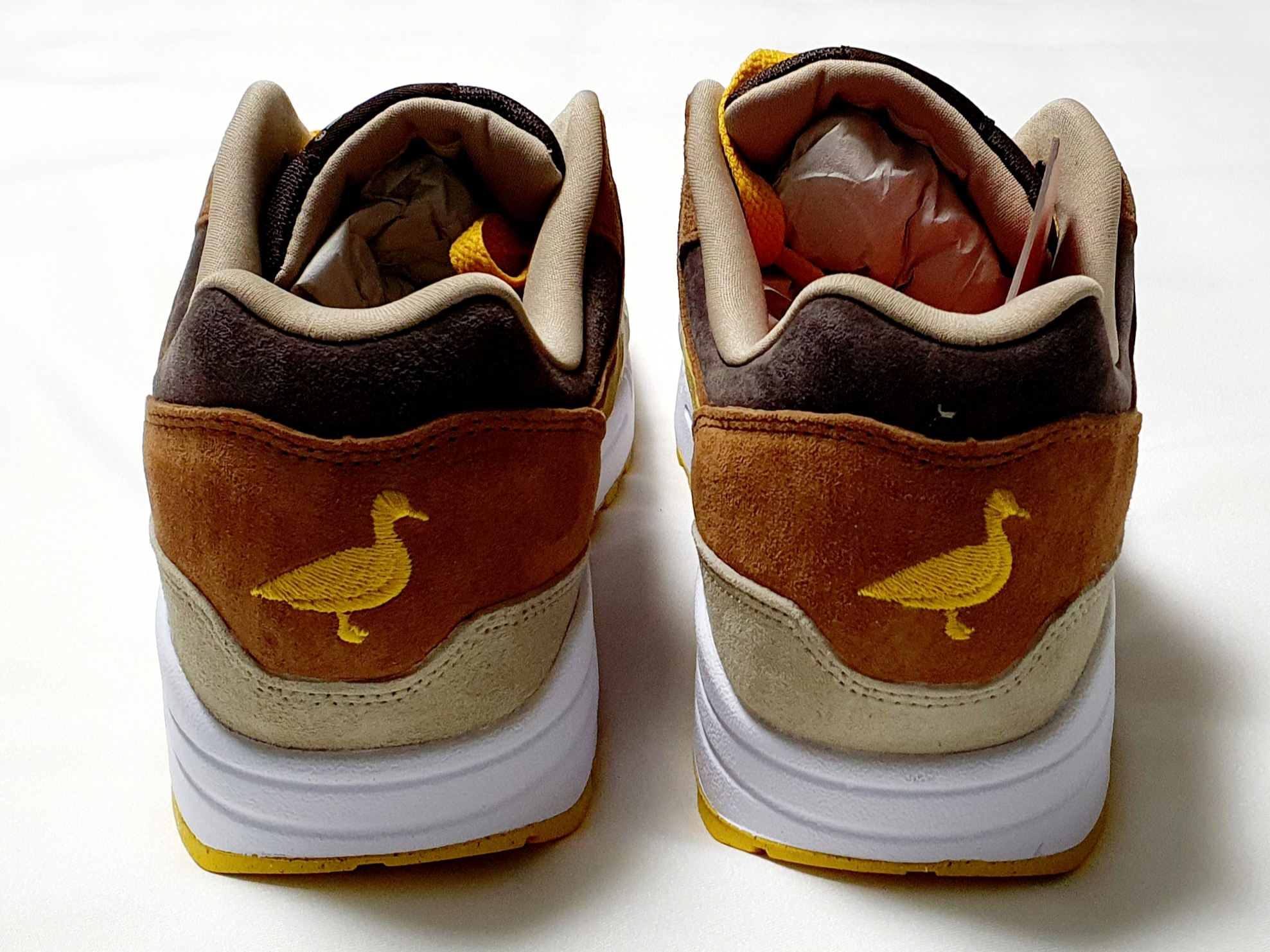 Nike Air Max 1 Premium Pecan and Yellow Ochre 착용 스타일 - 5