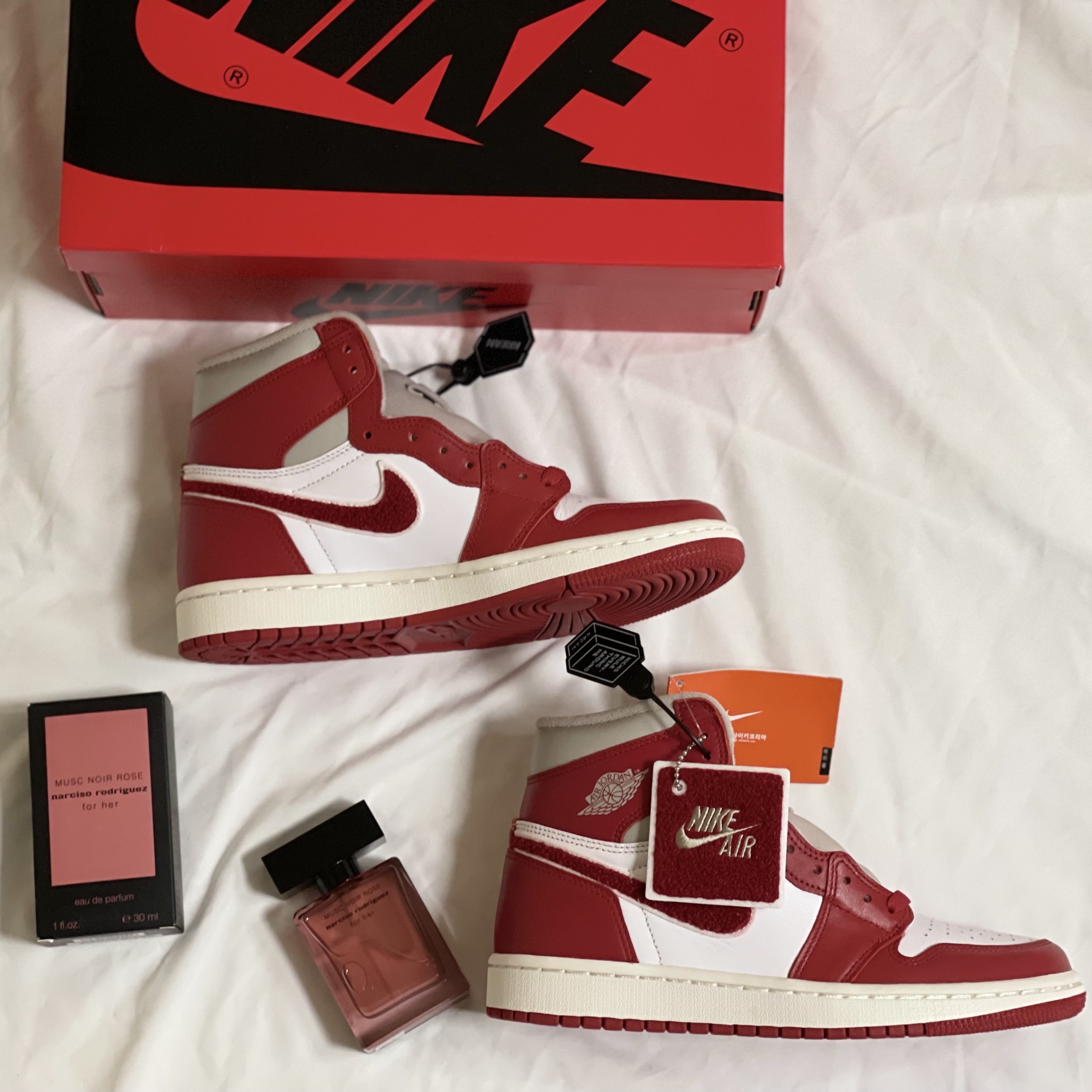 (W) Jordan 1 Retro High OG Varsity Red 착용 스타일 - 1