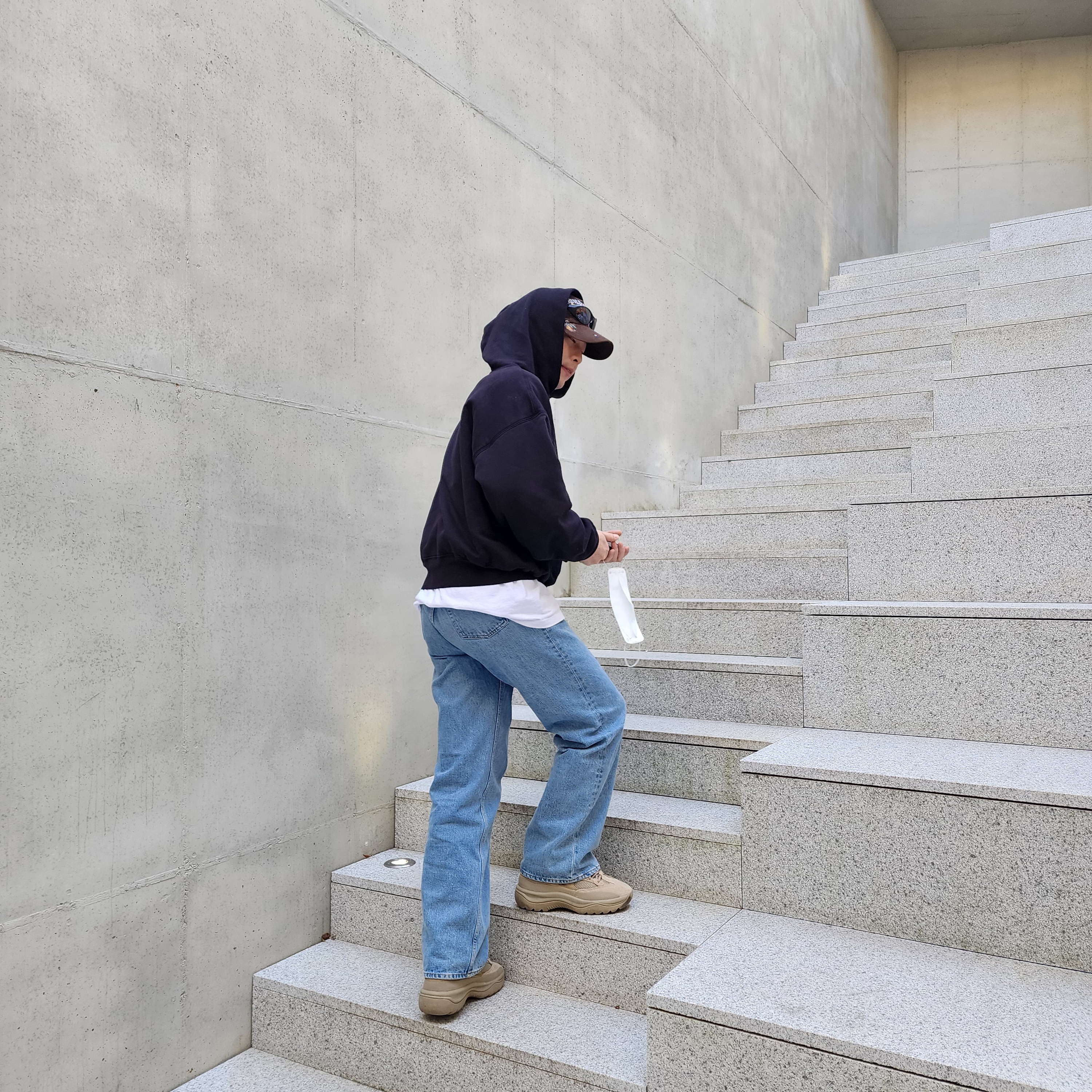 Adidas Yeezy Desert Boot Rock, Yeezy Gap Hoodie Black 착용 스타일