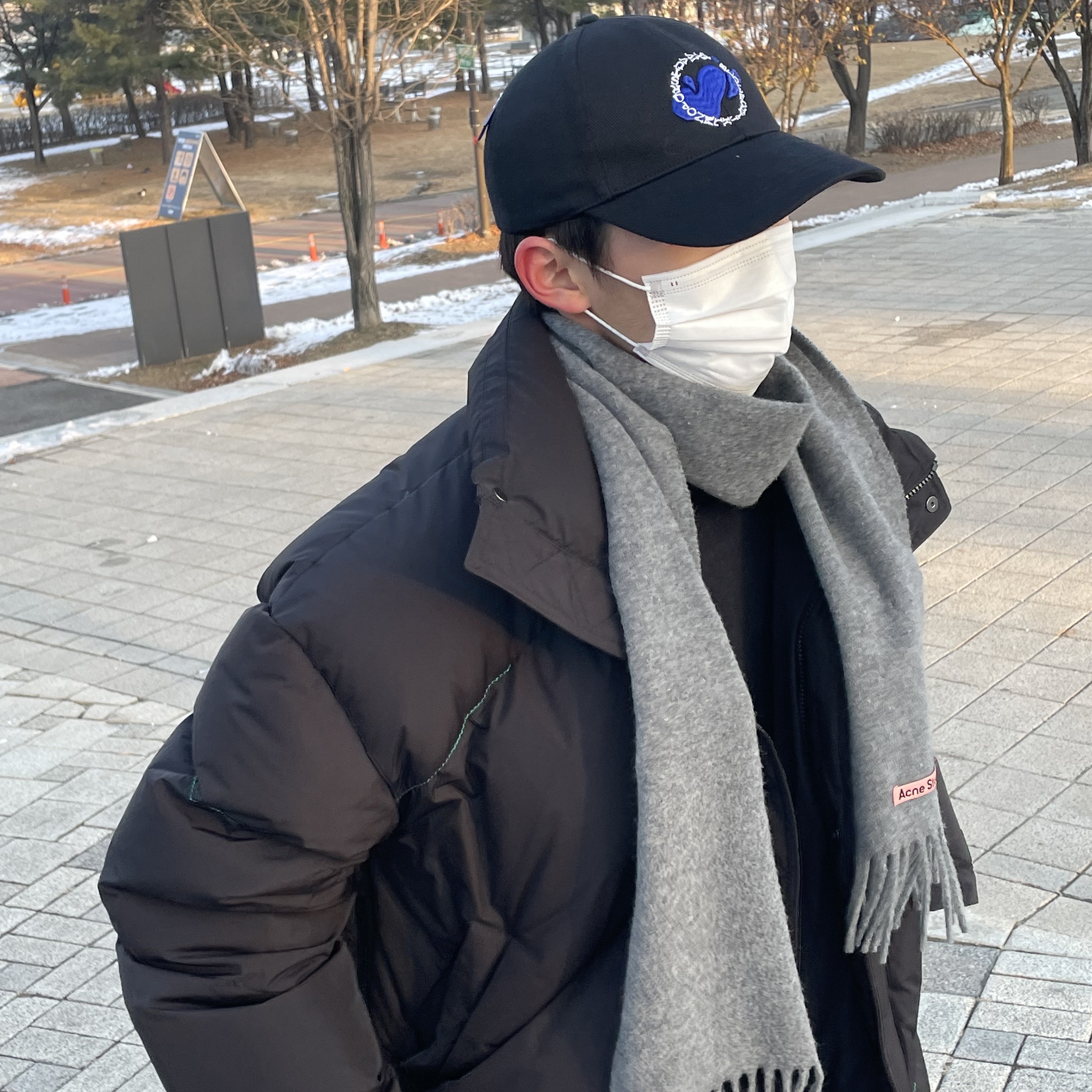 Zara x Ader Error Oversize Puffer Jacket Black, Ader Error x Zara Embroidered Cap Black 착용 스타일 - 2
