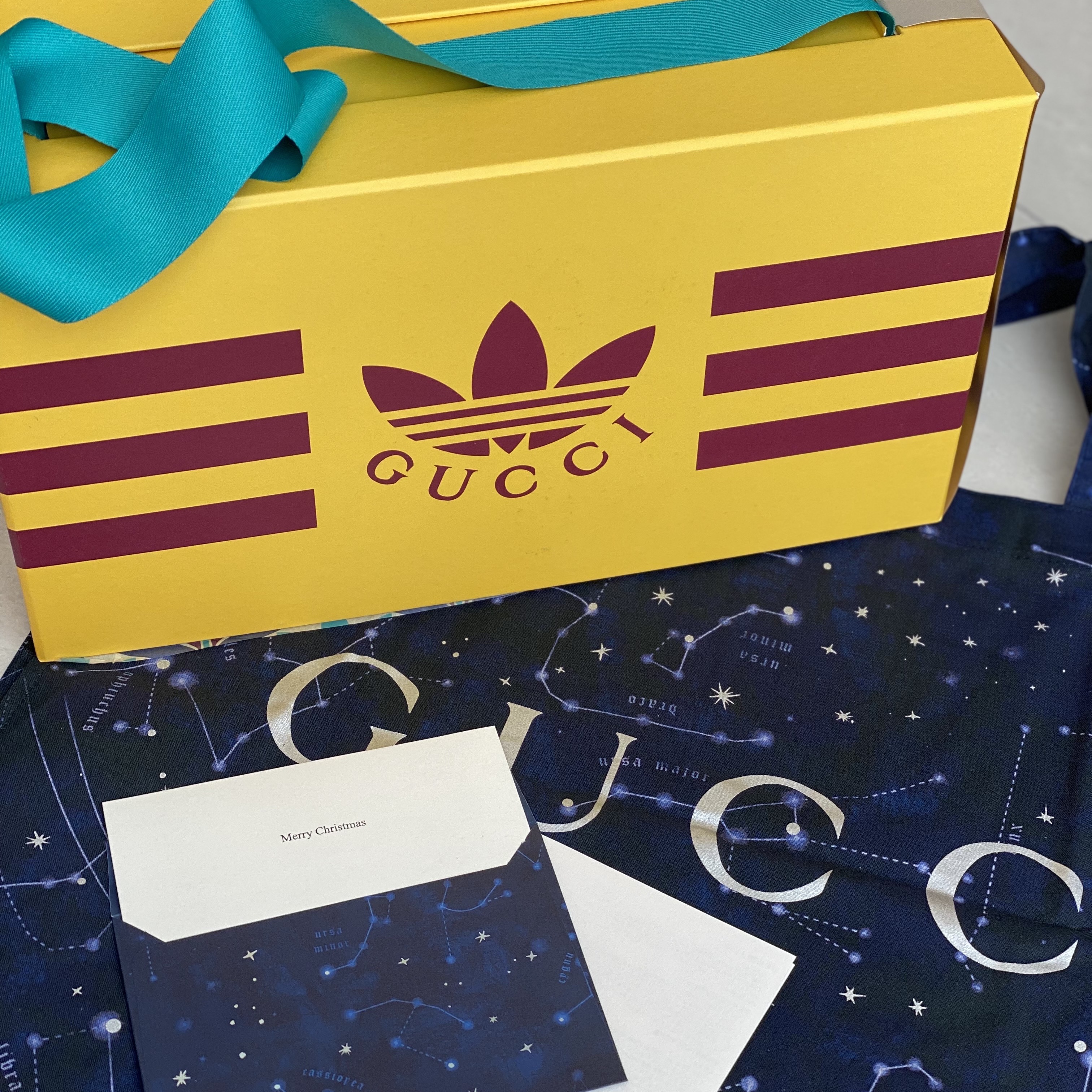 Gucci x Adidas Gazelle Sneakers Yellow White 착용 스타일 - 1