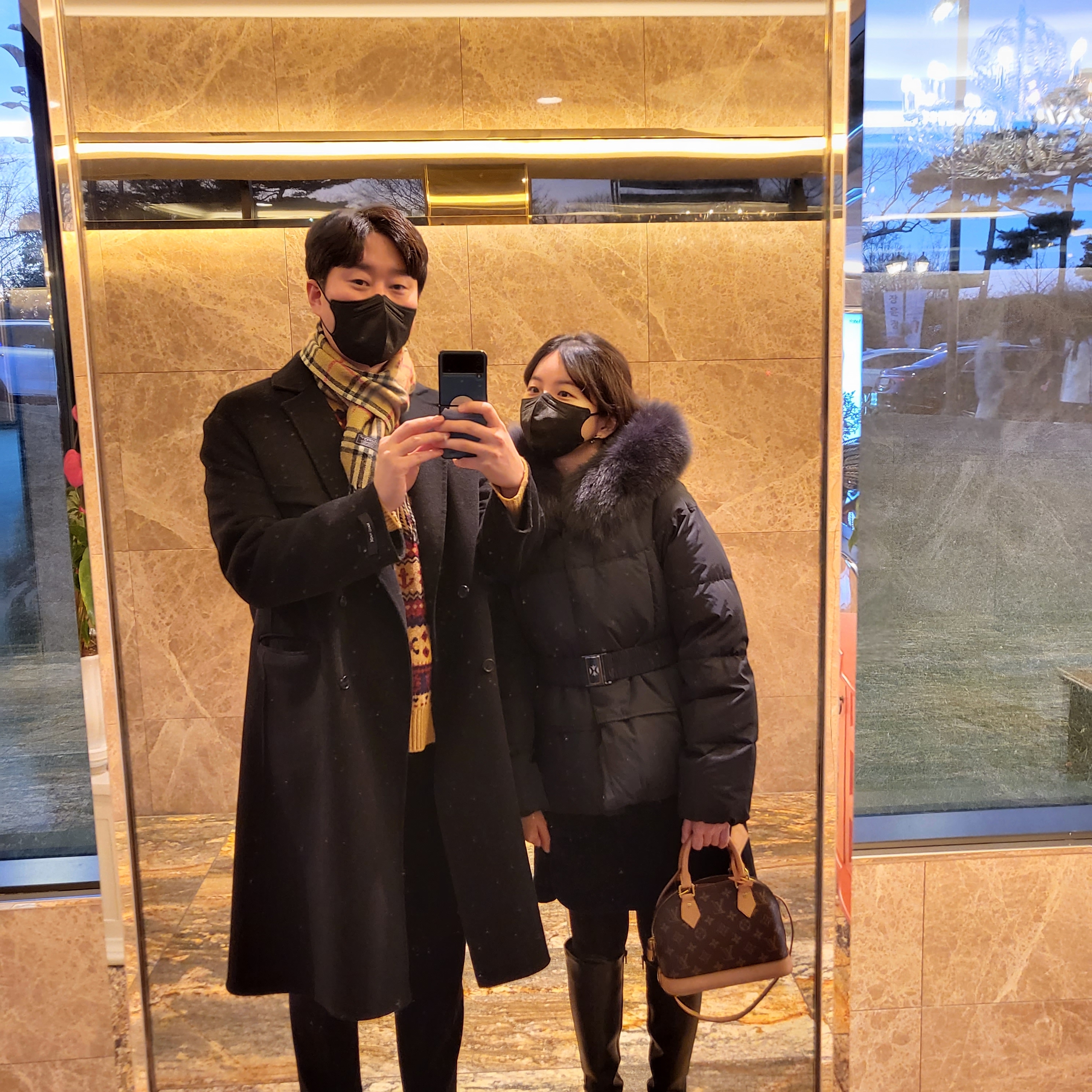 Burberry Mini Classic Vintage Check Cashmere Muffler Archive Beige, Louis Vuitton Alma BB Monogram 착용 스타일 - 2