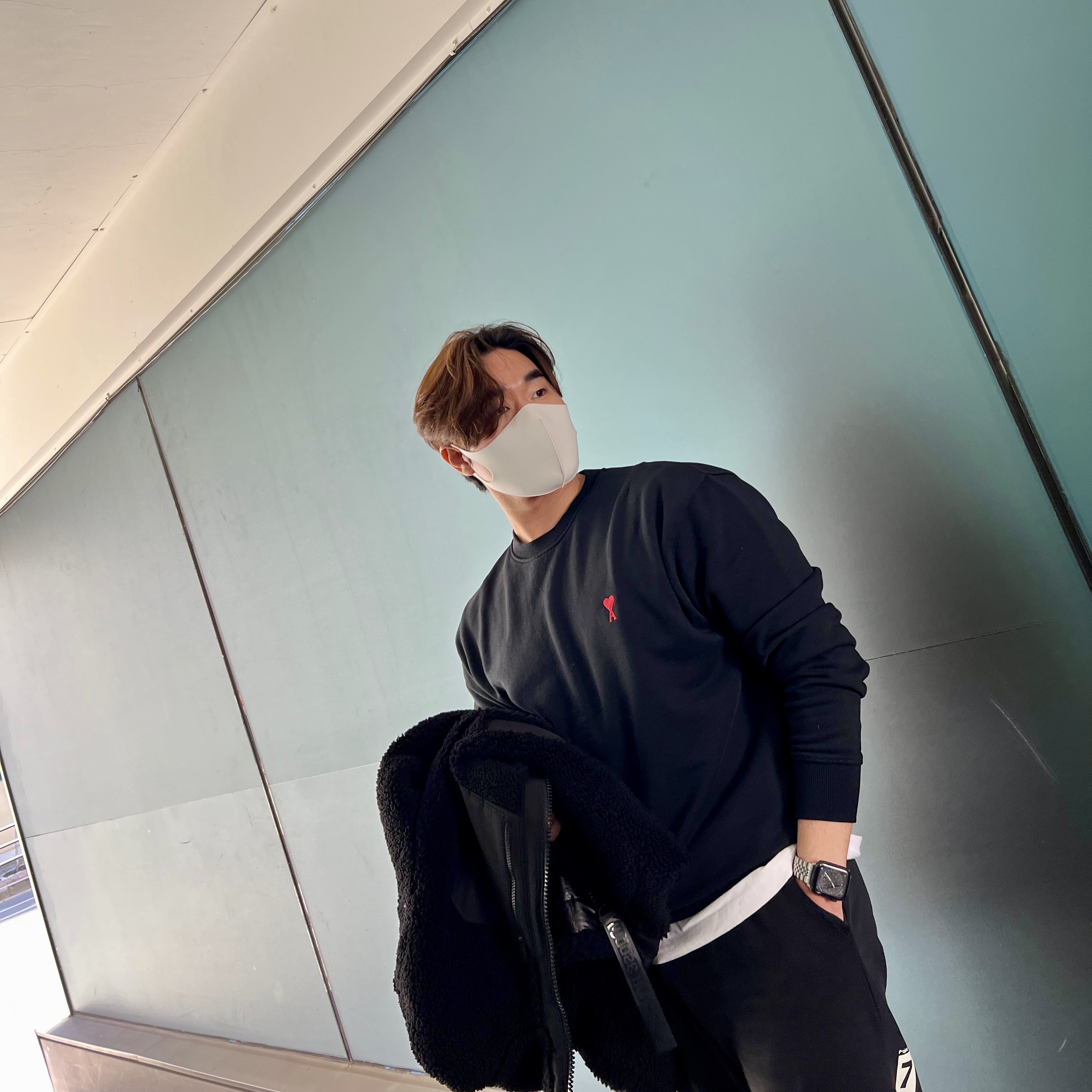 AMI de Coeur Sweatshirt Black 착용 스타일 - 3