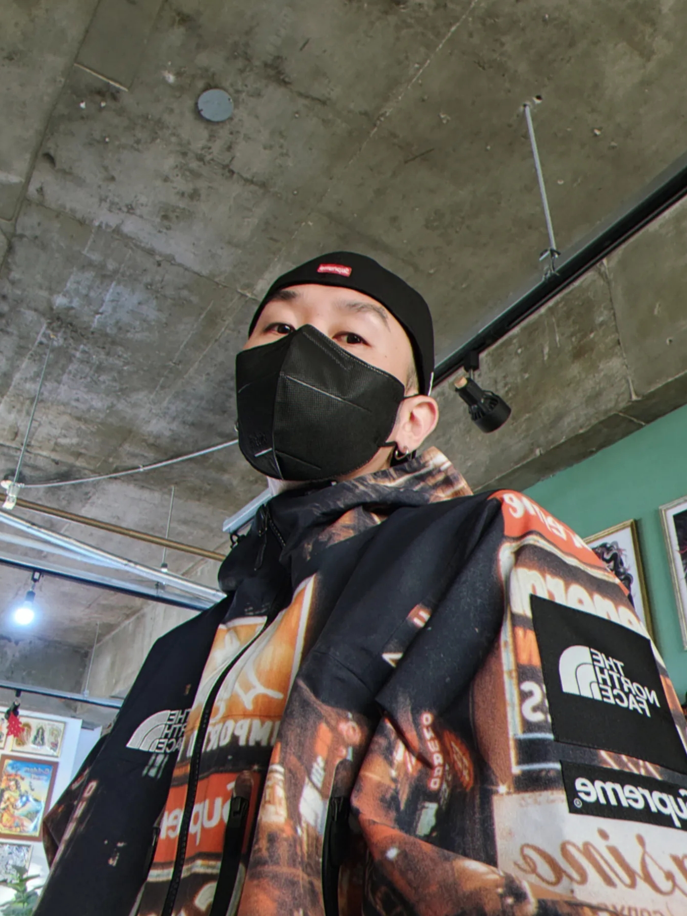 Supreme Skull New Era Black - 21SS, Supreme x The North Face Taped Seam Shell Jacket Times Square - 22FW 착용 스타일 - 1