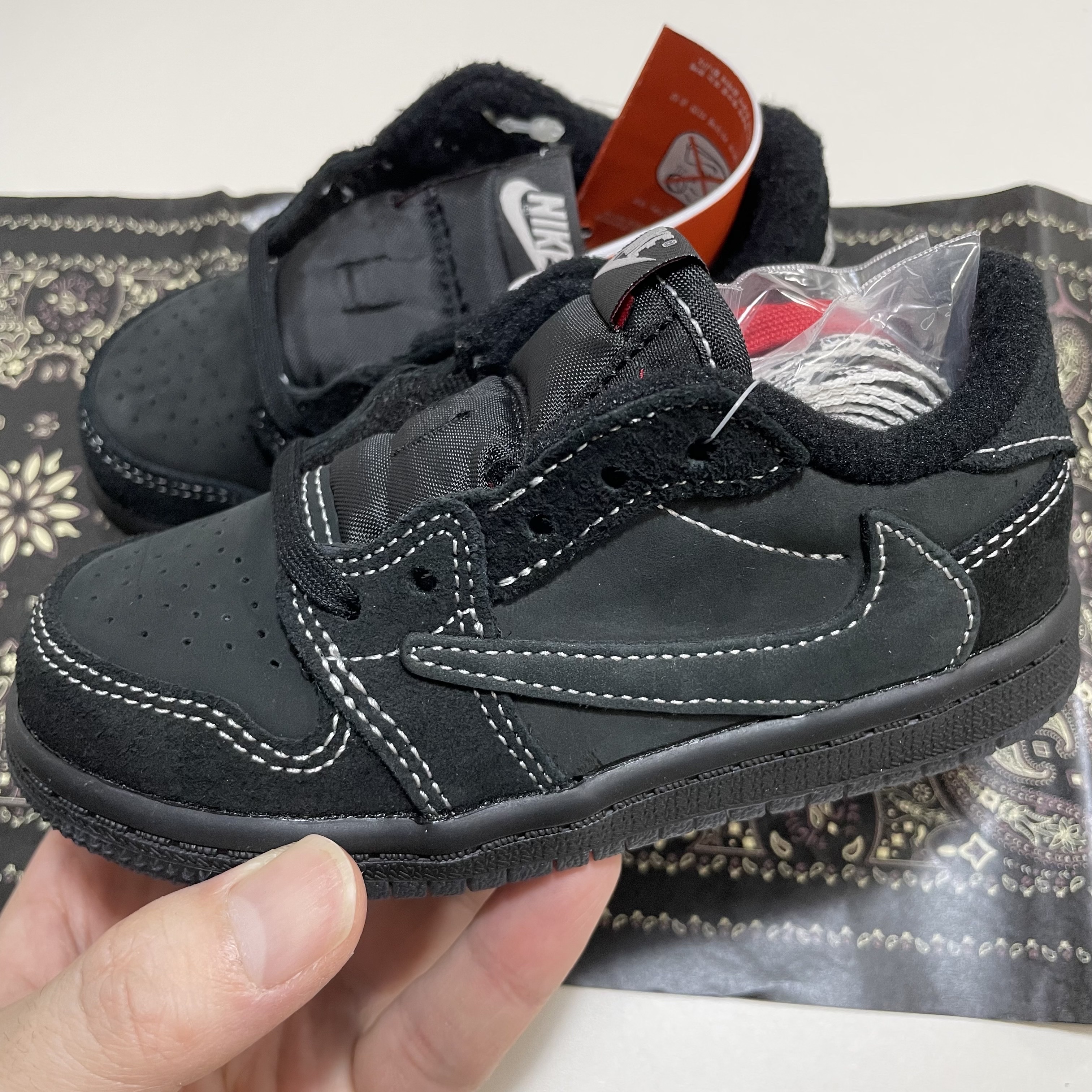 (TD) Jordan 1 x Travis Scott Retro Low OG SP Black Phantom 착용 스타일 - 2