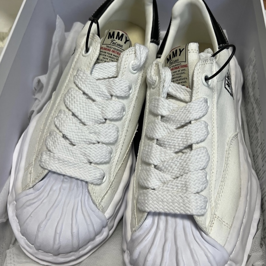 Maison Mihara Yasuhiro Blakey OG Sole Canvas Low-top Sneakers White 착용 스타일 - 1