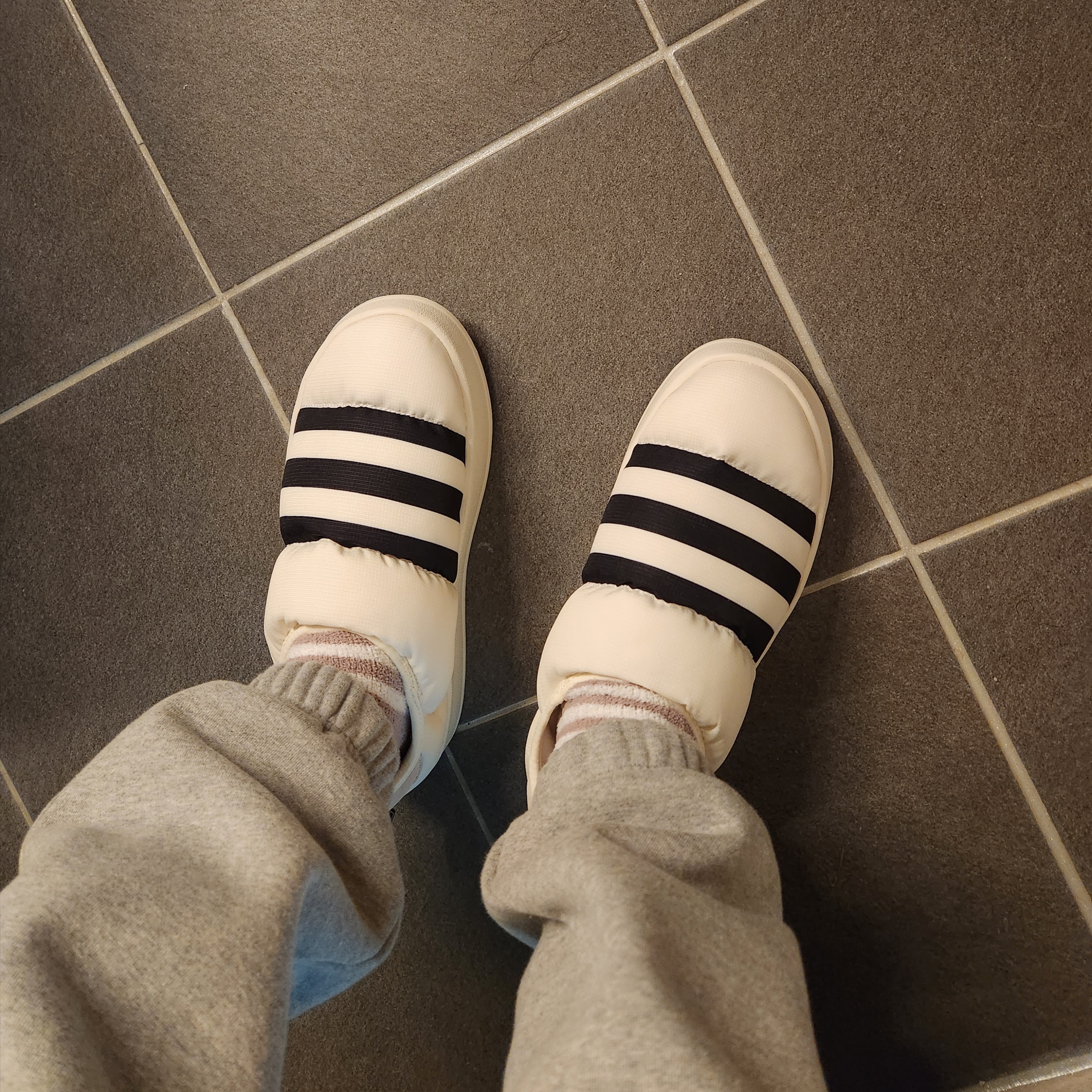 Adidas Puffylette Off White 착용 스타일