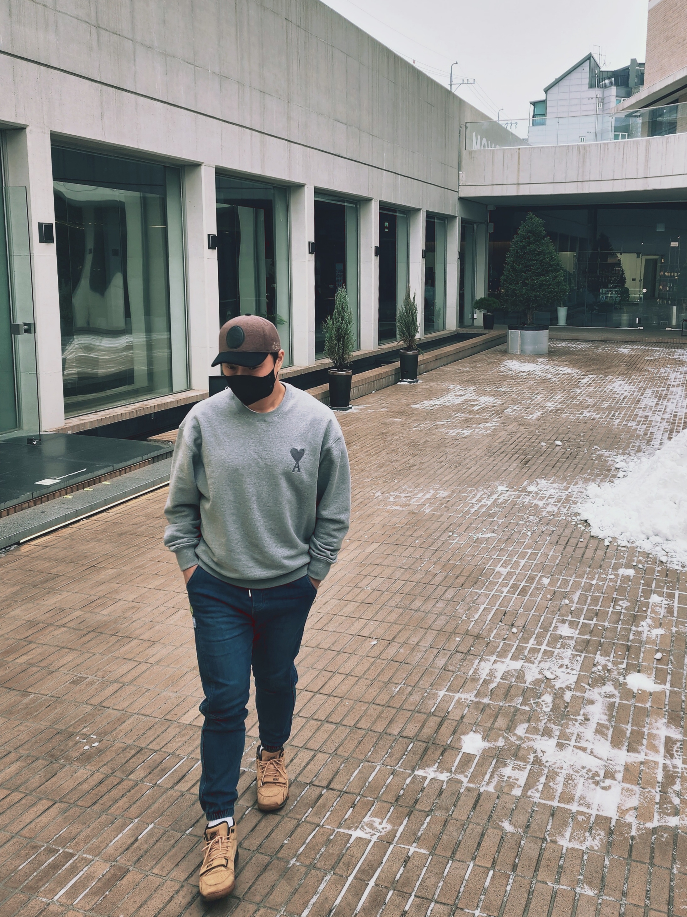 Nike Air Trainer 1 Mid PRM QS Flax, AMI de Coeur Tone-On-Tone Sweatshirt Heather Grey 착용 스타일