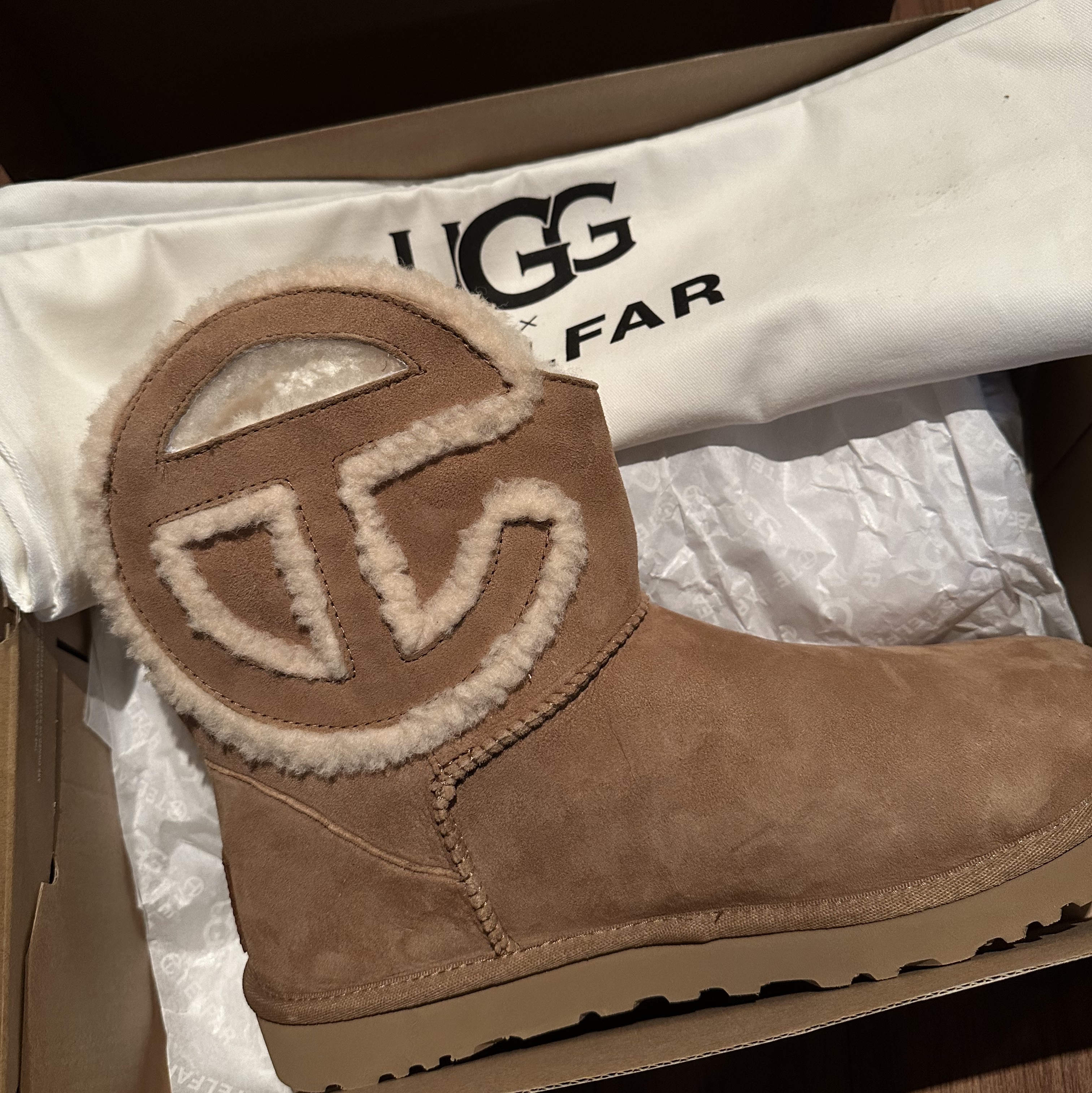UGG x Telfar Logo Mini Chestnut 착용 스타일 - 1