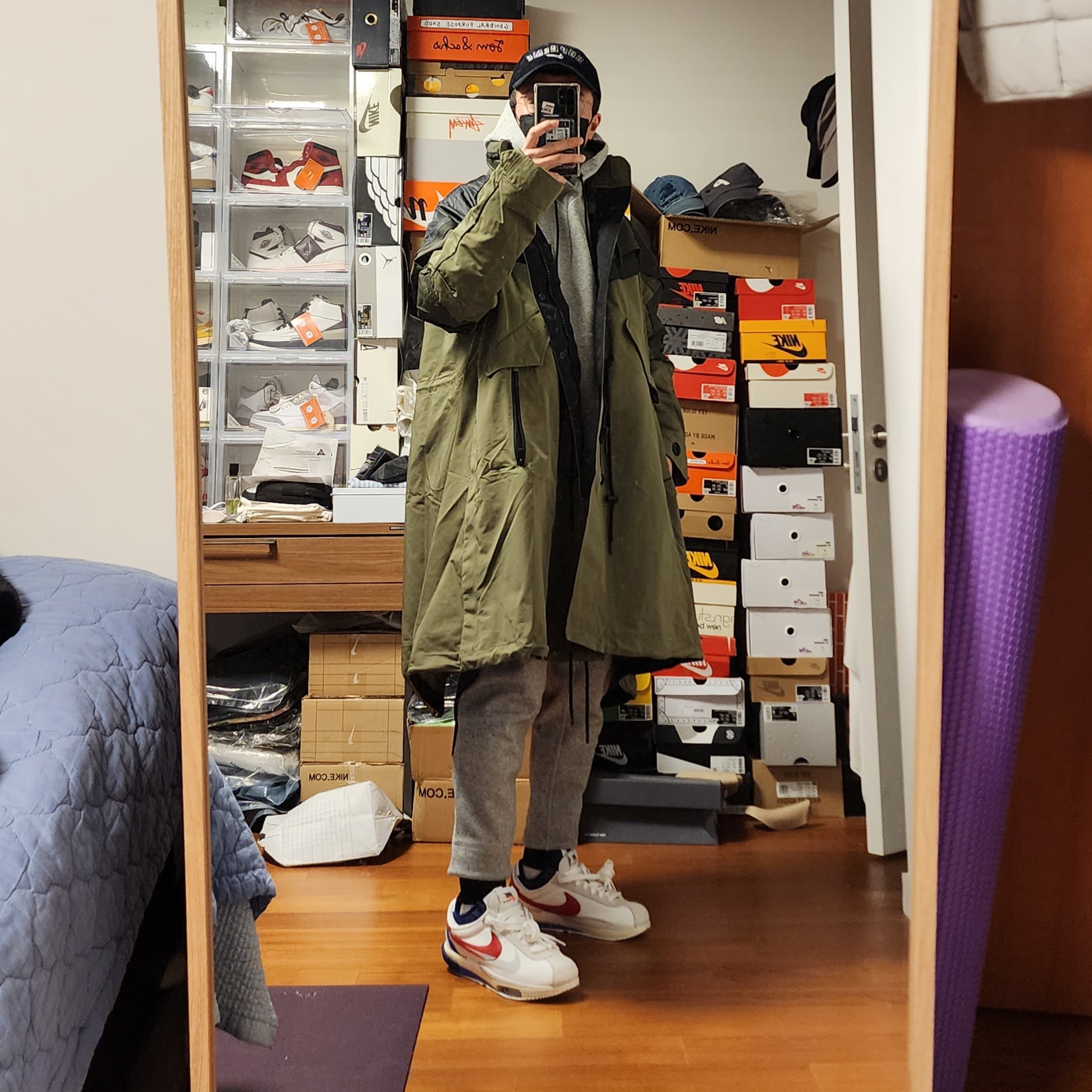 Nike x Sacai Zoom Cortez SP White and University Red, Nike x Sacai NRG Trench Jacket Medium Olive - Asia 착용 스타일 - 1