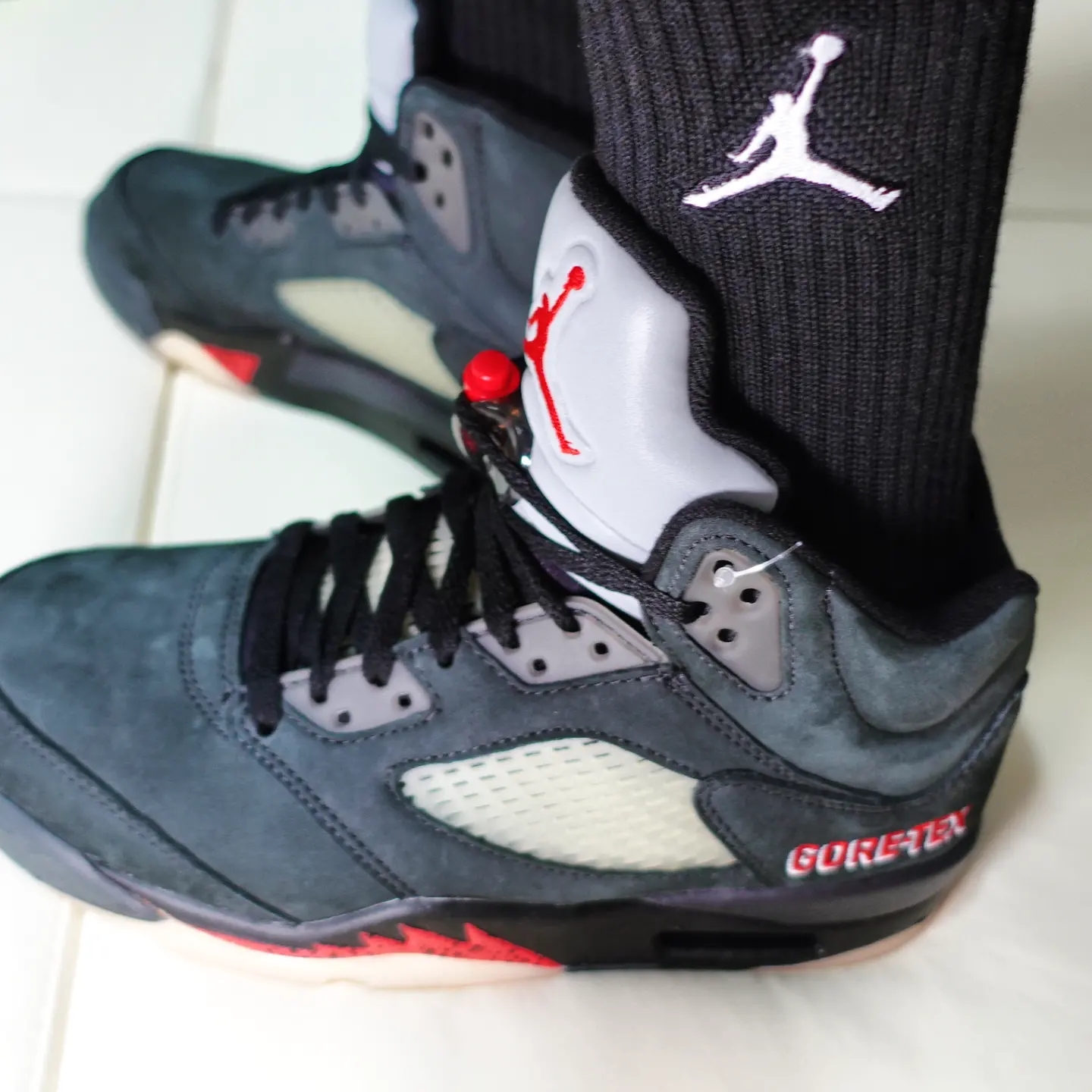 (W) Jordan 5 Retro Gore-Tex Off Noir Fire Red 착용 스타일 - 4