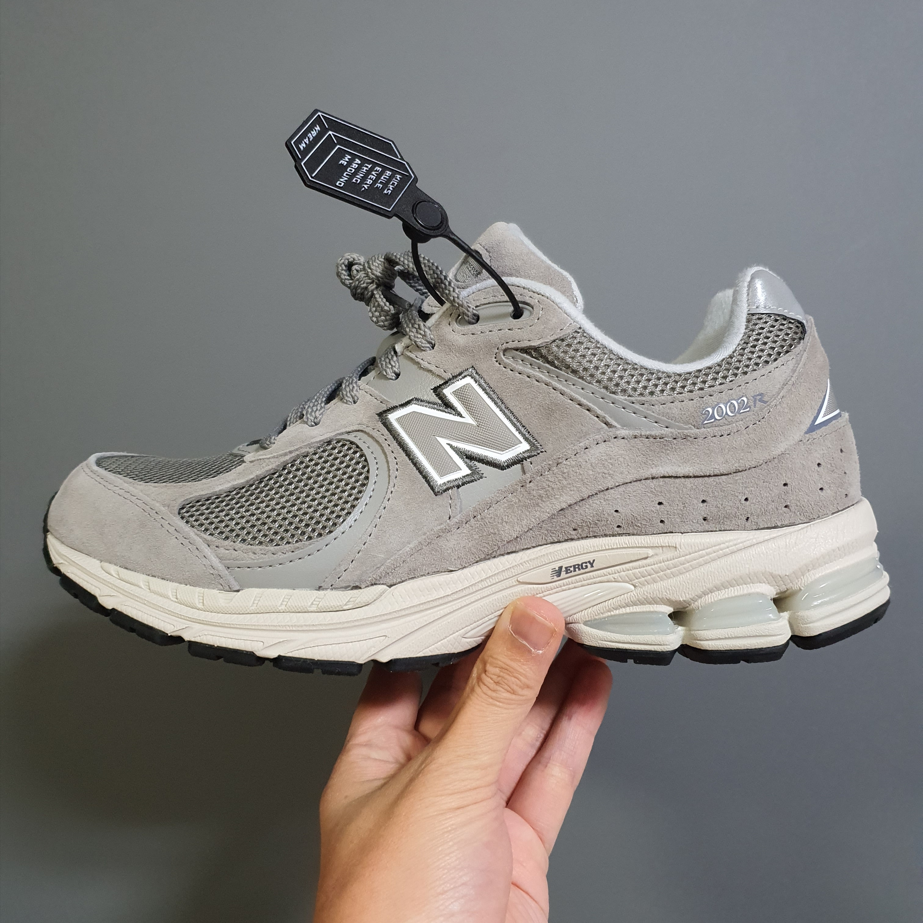 New Balance 2002R Grey 착용 스타일 - 2