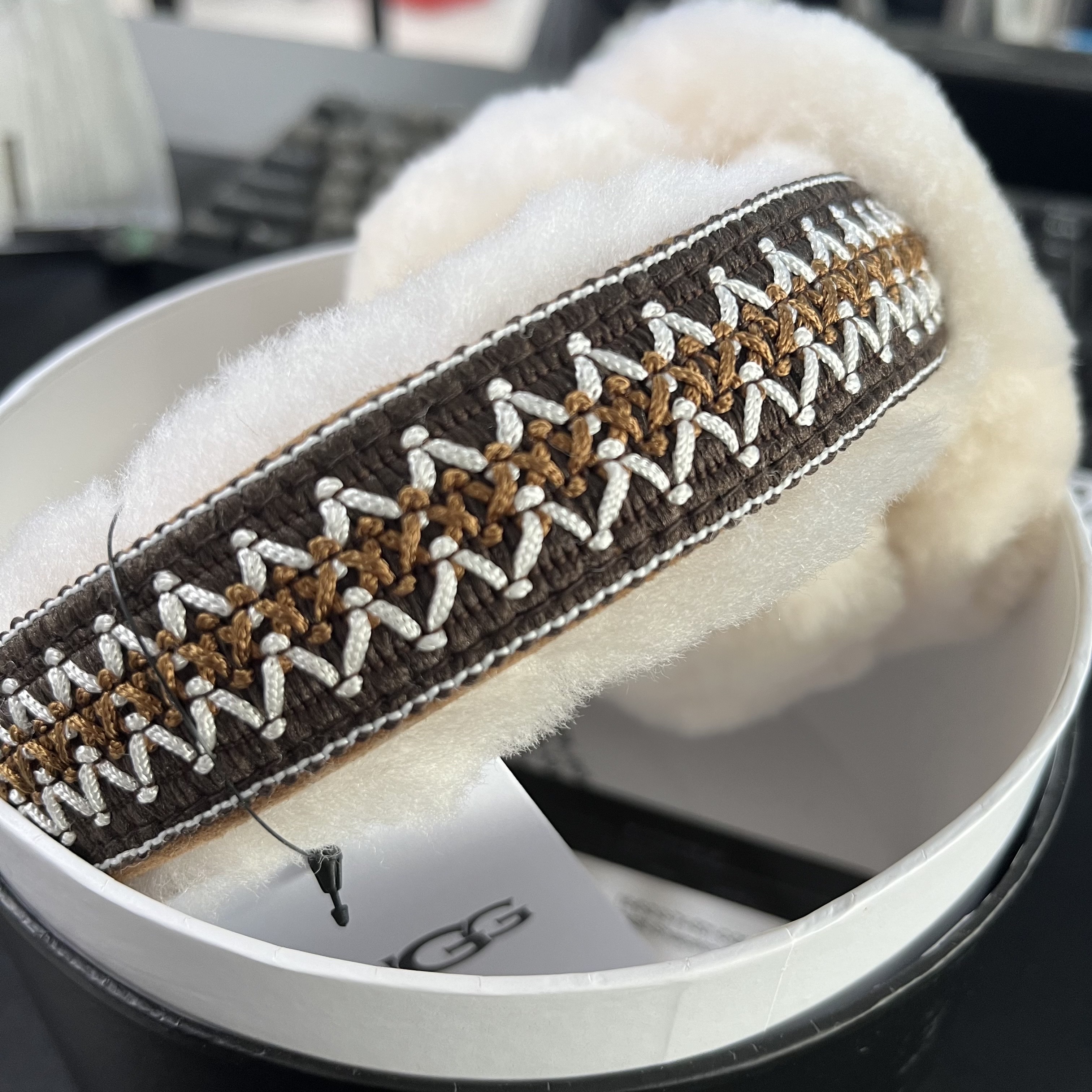 (W) UGG Sheepskin Tasman Earmuff Chestnut 착용 스타일 - 2