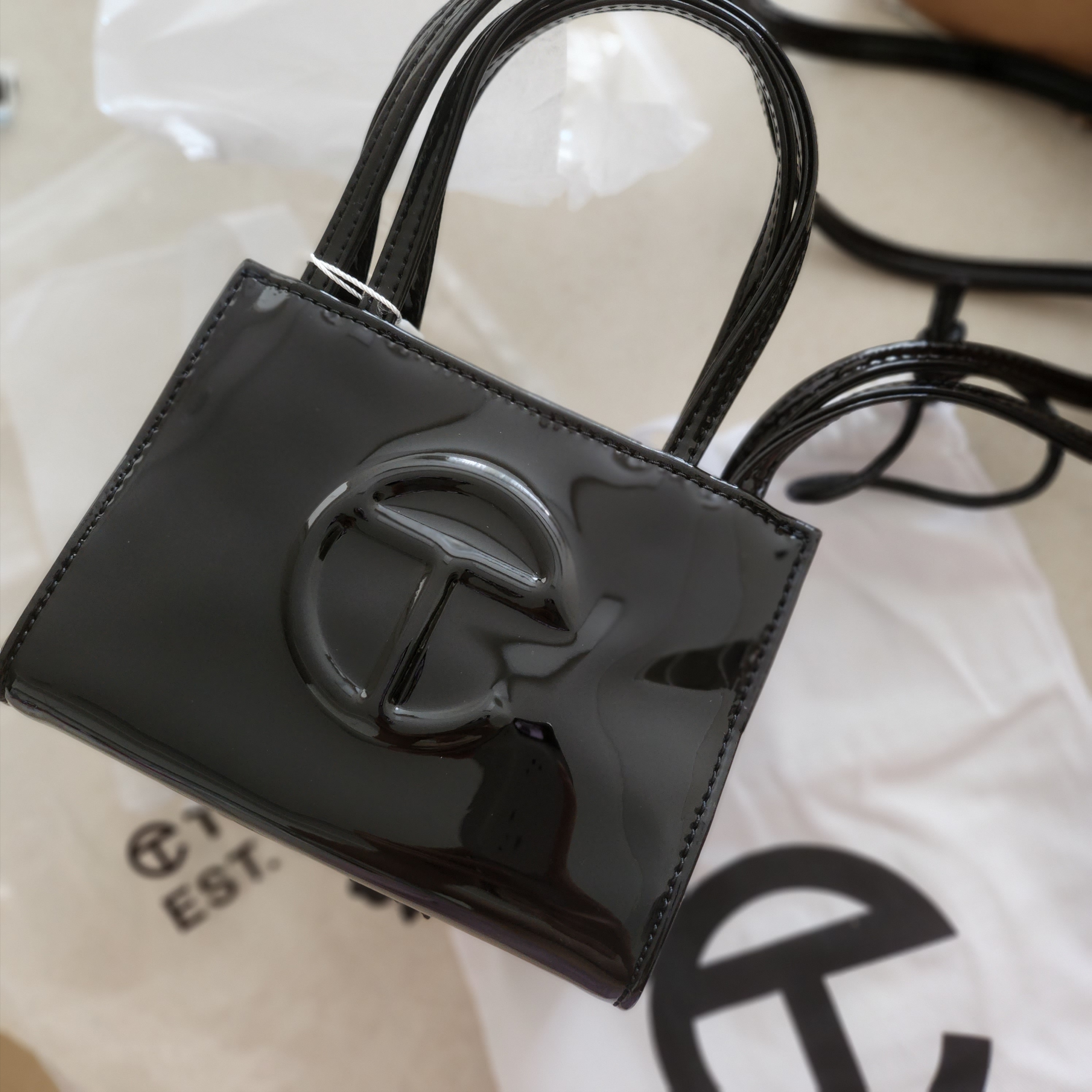 Telfar Small Patent Shopping Bag Black 착용 스타일 - 2