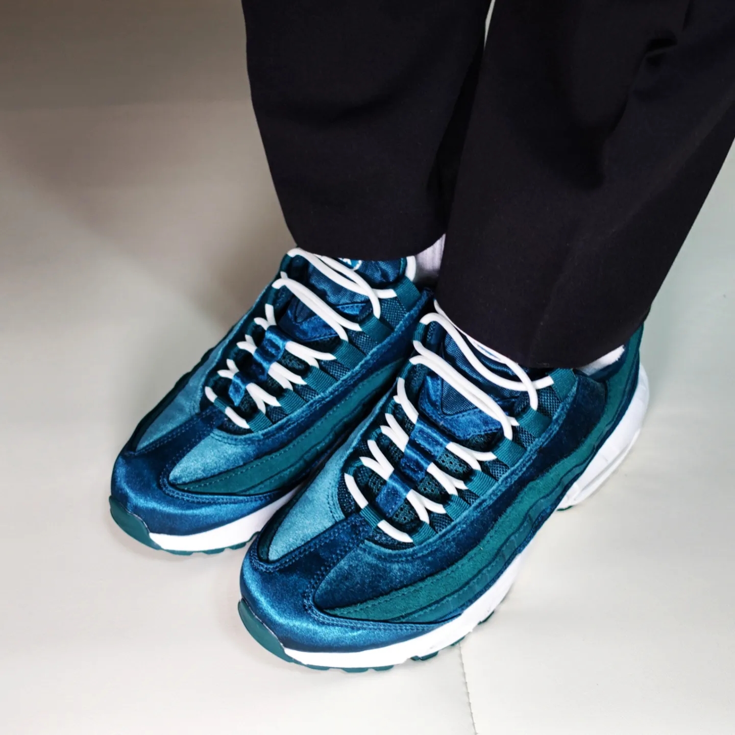 (W) Nike Air Max 95 Velvet Teal 착용 스타일 - 2