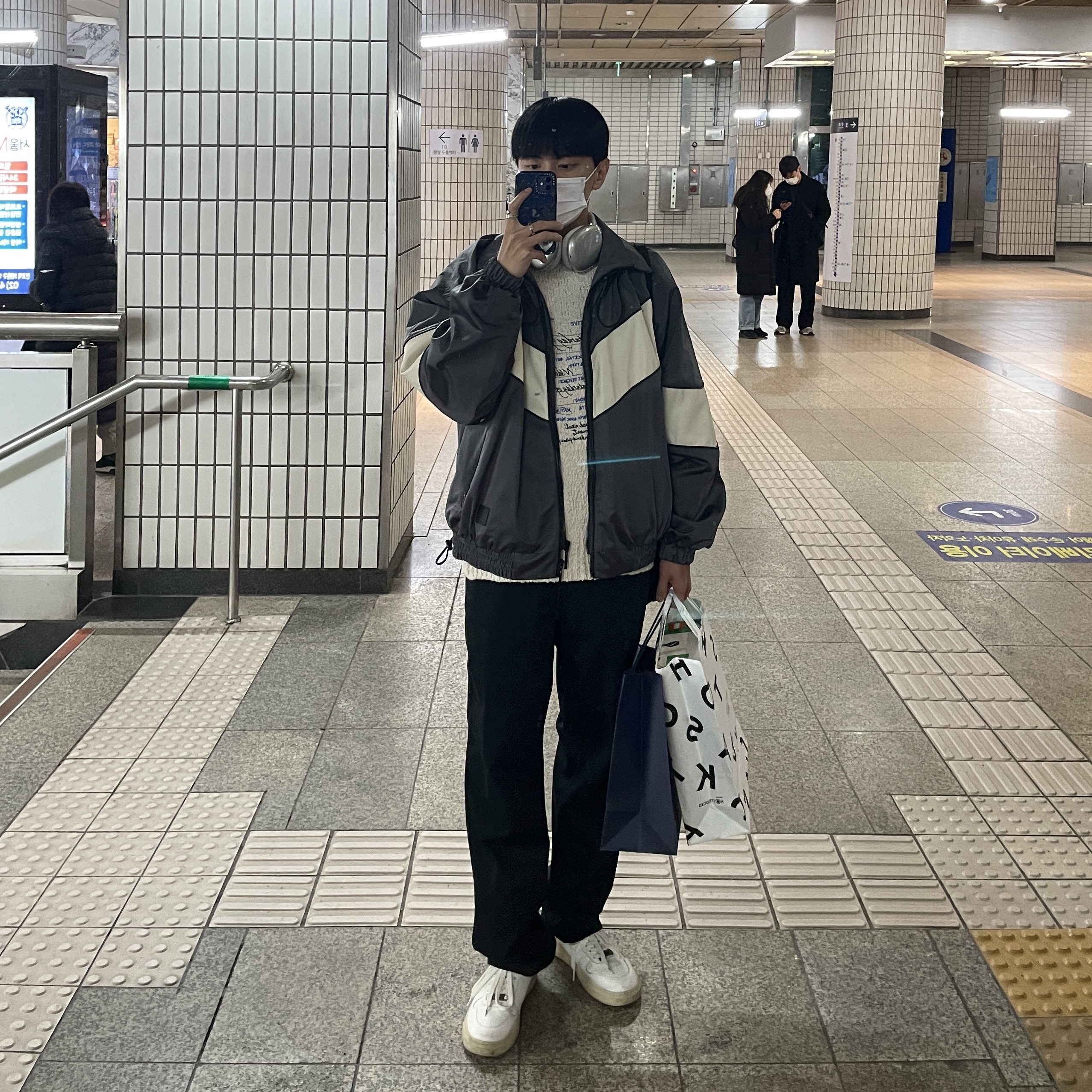 Ader Error Mem Jumper Grey, Apple AirPods Max Lightning Silver (Korean Ver.) 착용 스타일 - 1