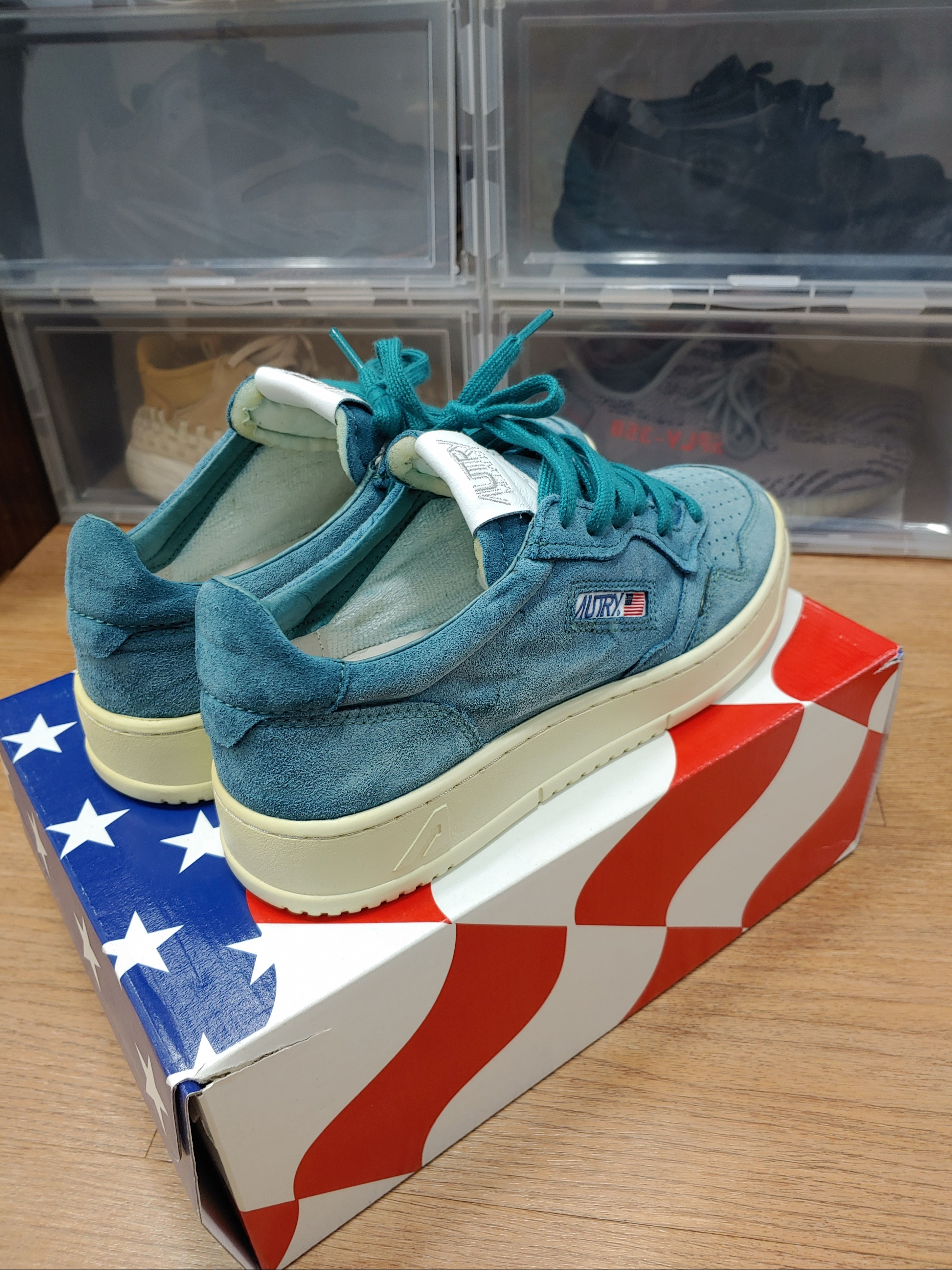 Autry Medalist Low Leather Sneakers Black White 착용 스타일 - 2