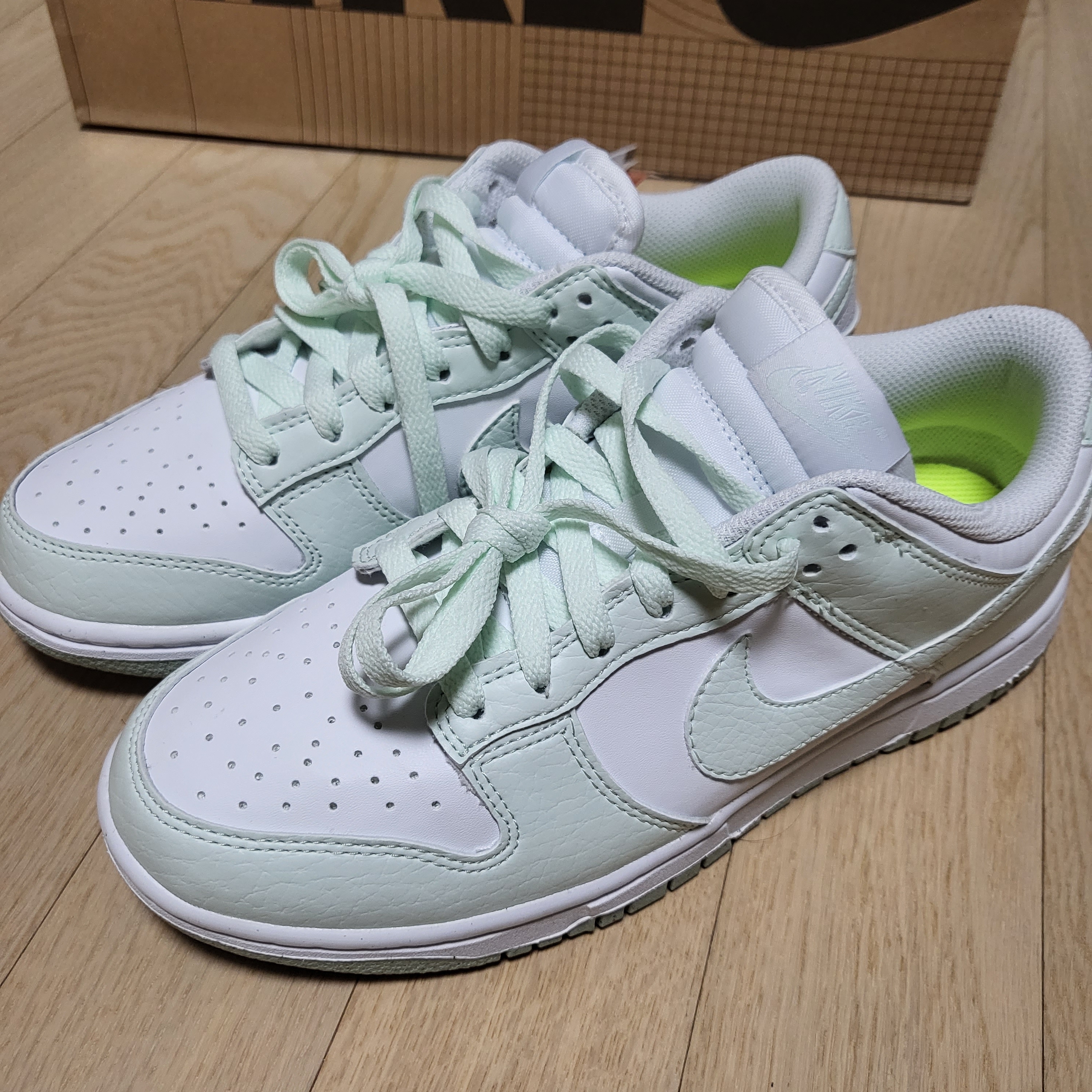 (W) Nike Dunk Low Next Nature Barely Green and White 착용 스타일 - 2
