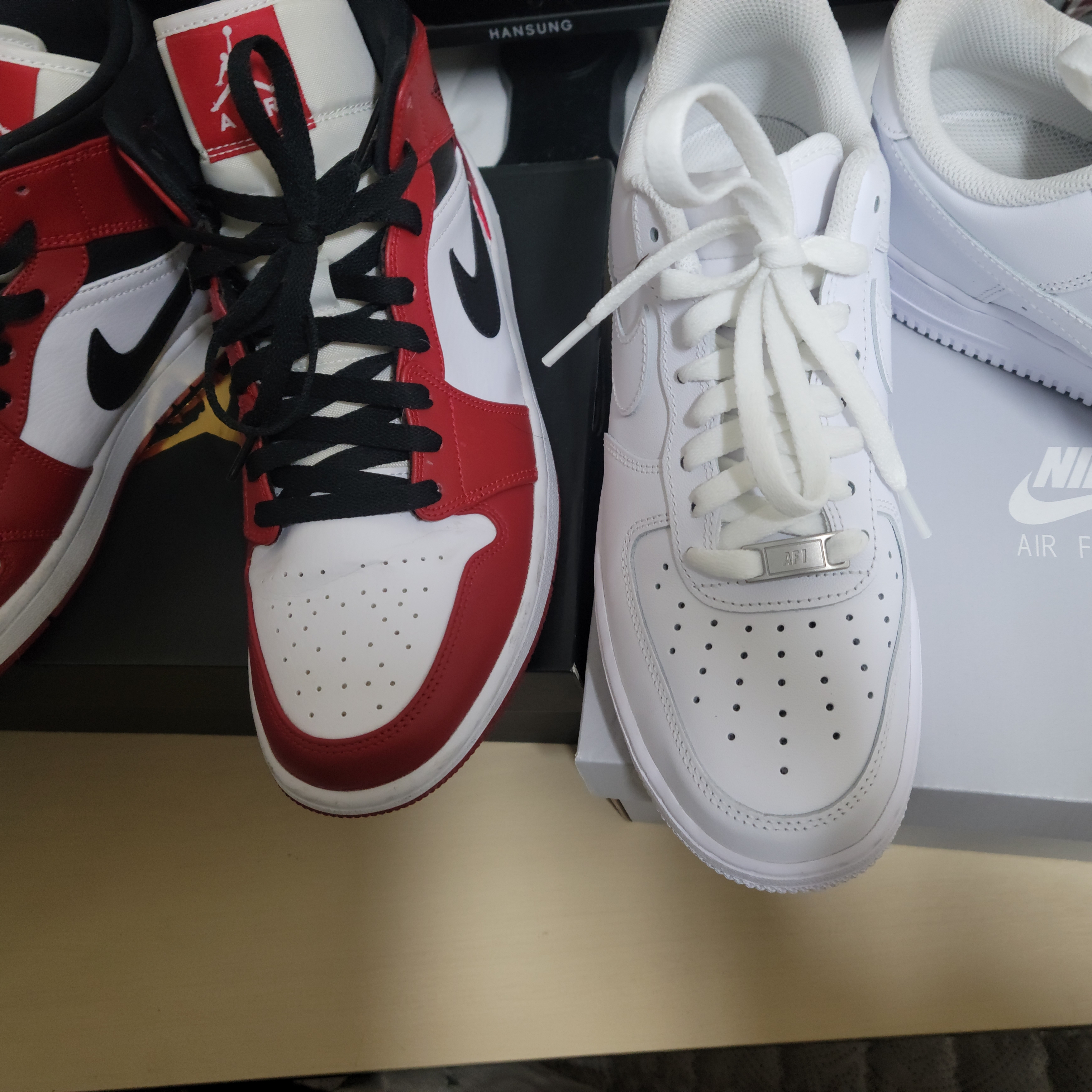 Jordan 1 Mid Chicago 2020, Nike Air Force 1 '07 Low White 착용 스타일
