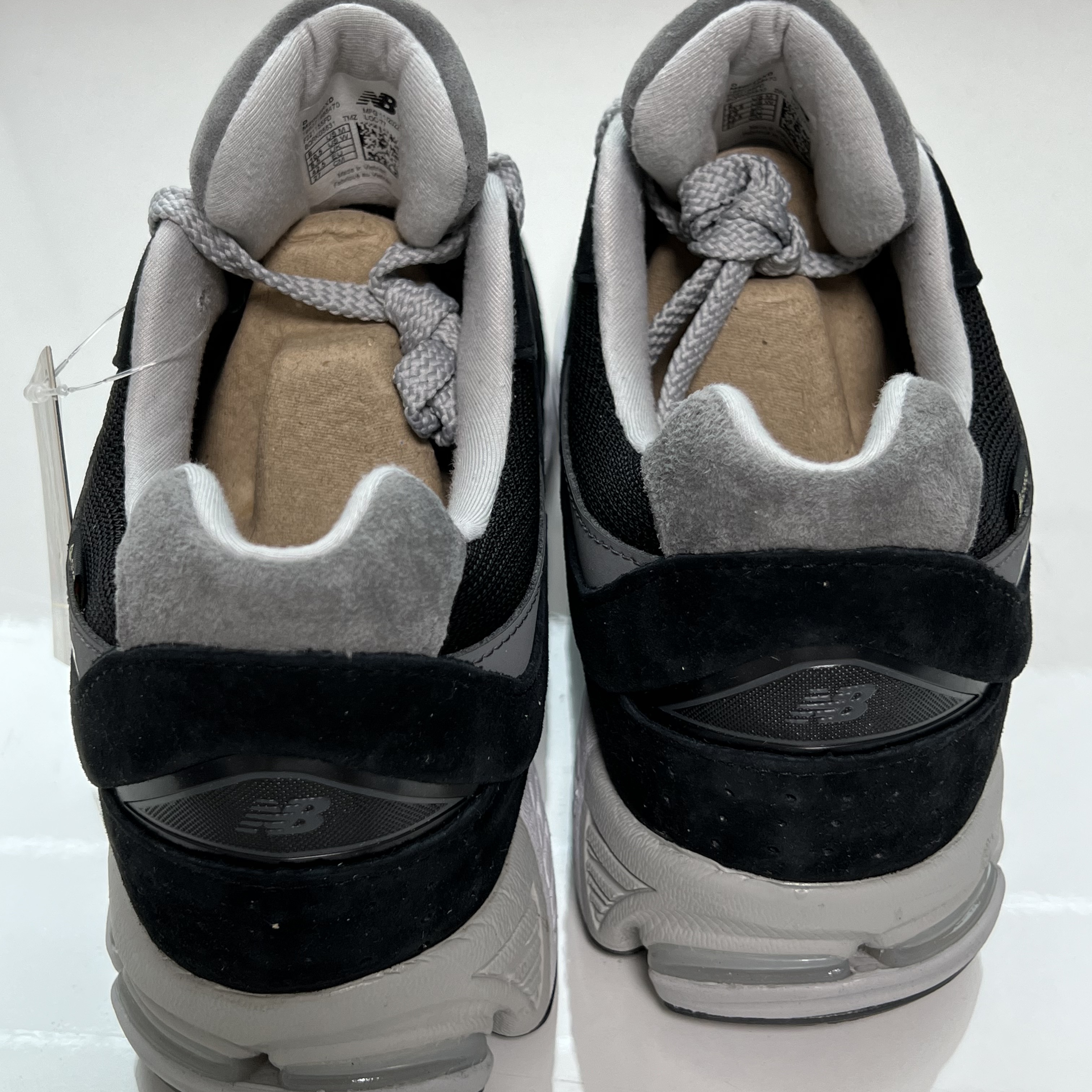 New Balance 2002R Gore-Tex Black Silver Metalic 착용 스타일 - 3