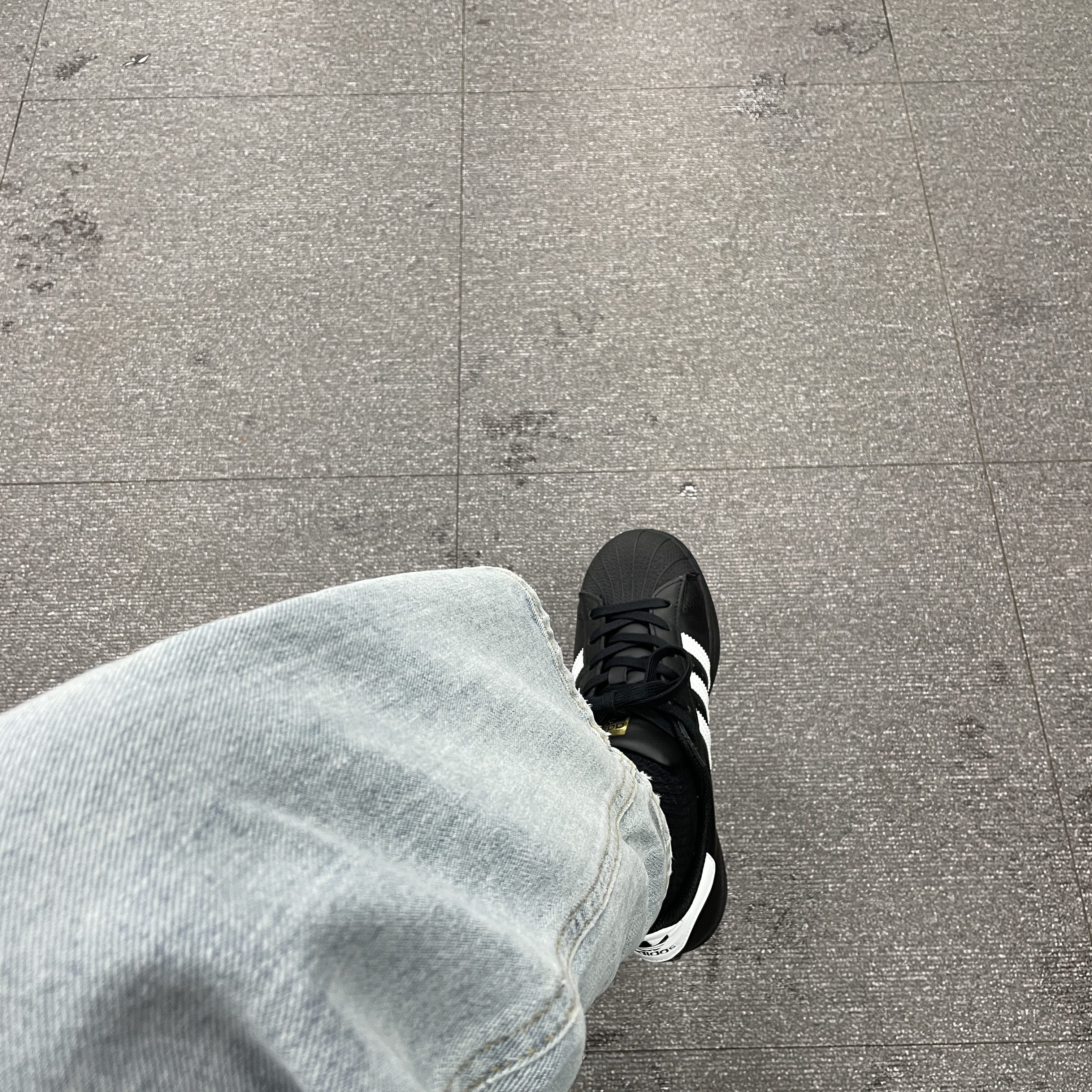 Adidas Superstar Core Black White 착용 스타일