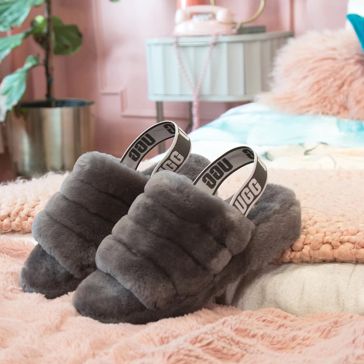 (W) UGG Fluff Yeah Slide Charcoal 착용 스타일 - 2