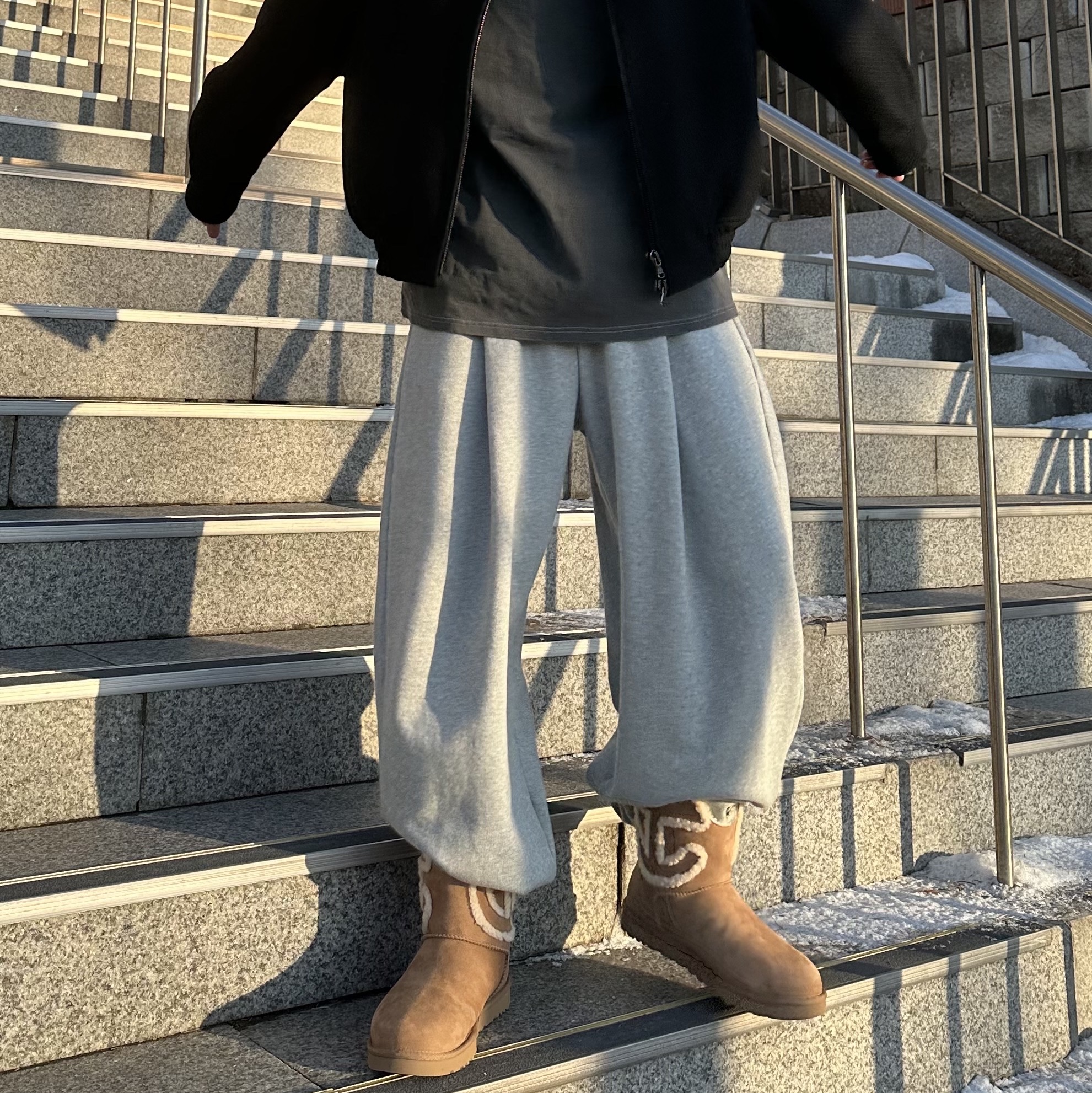 UGG x Telfar Logo Mini Chestnut 착용 스타일 - 2