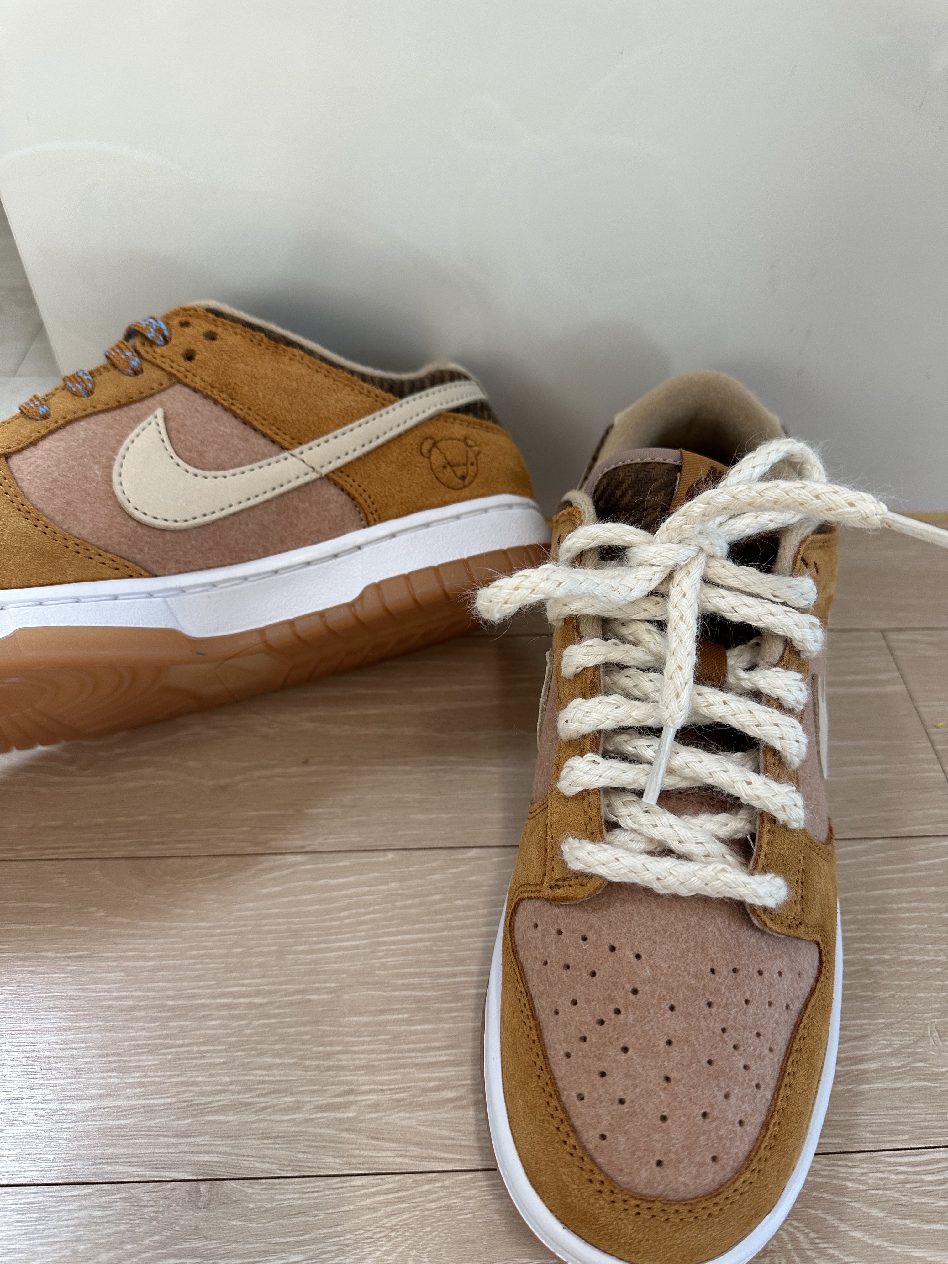 Nike Dunk Low SE Praline Desert Ochre, Nike x Travis Scott SB Dunk Low (Special Box) 착용 스타일 - 2
