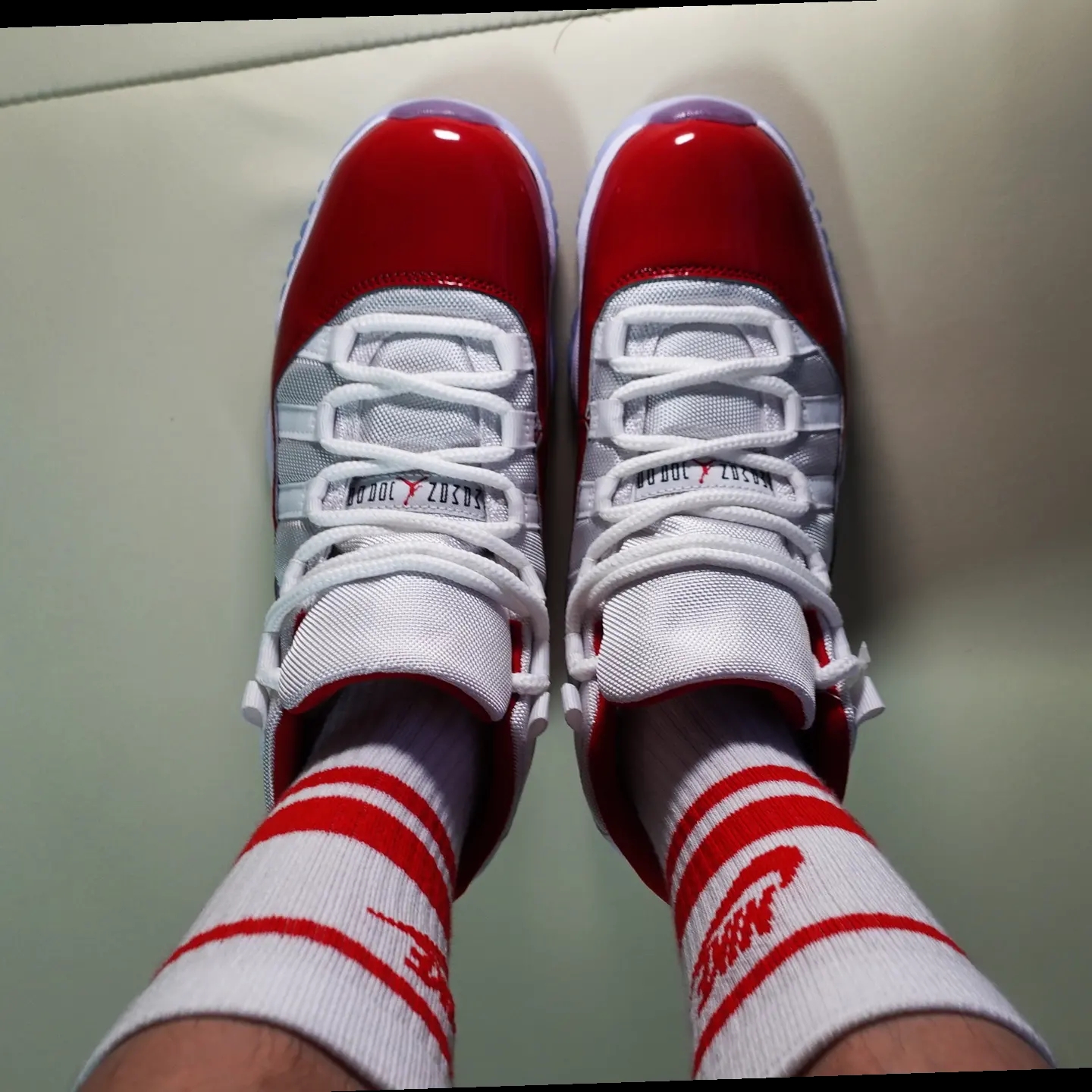 Jordan 11 Retro Varsity Red 착용 스타일 - 3