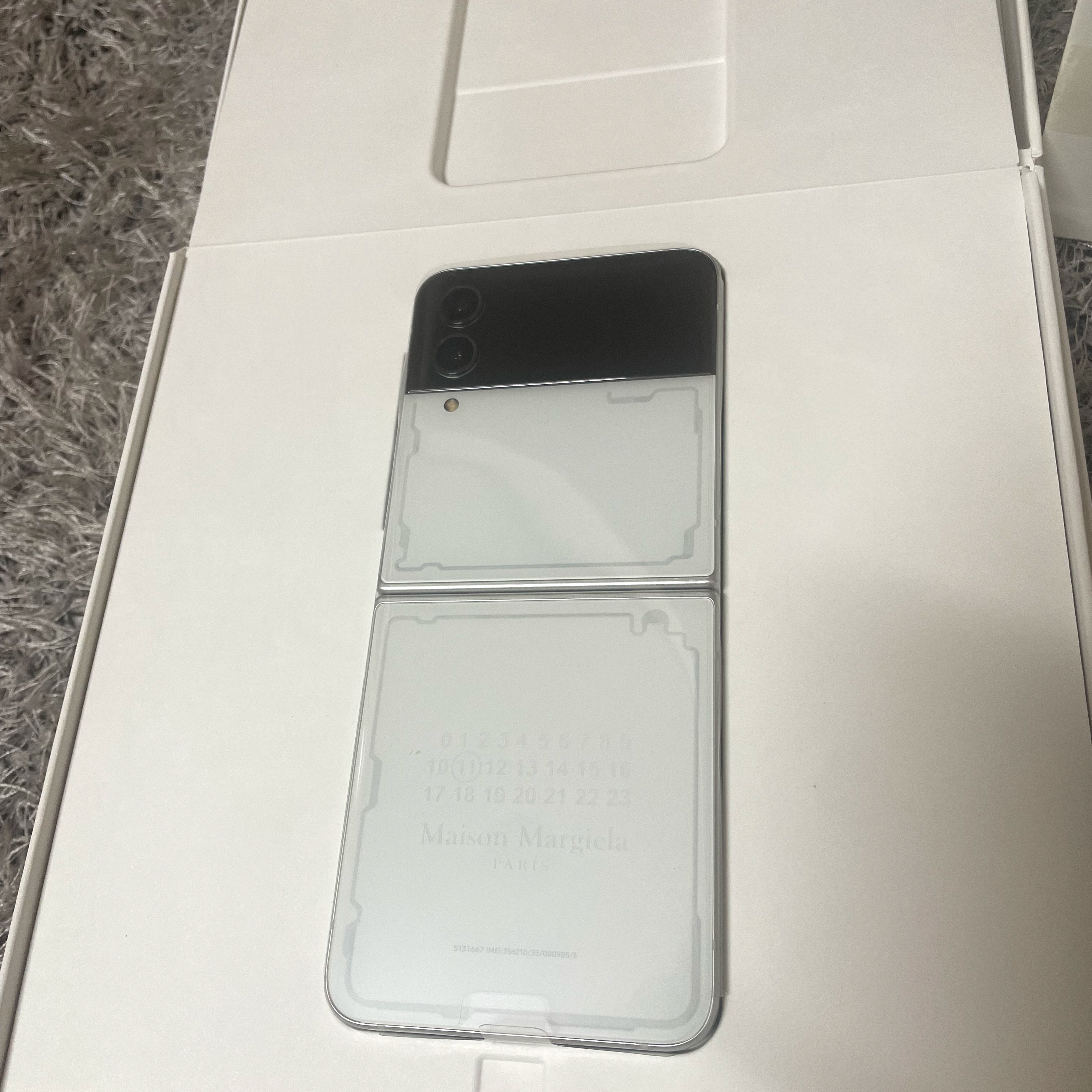 Samsung Galaxy Z Flip4 Maison Margiela Edition (Korean Ver.) 착용 스타일
