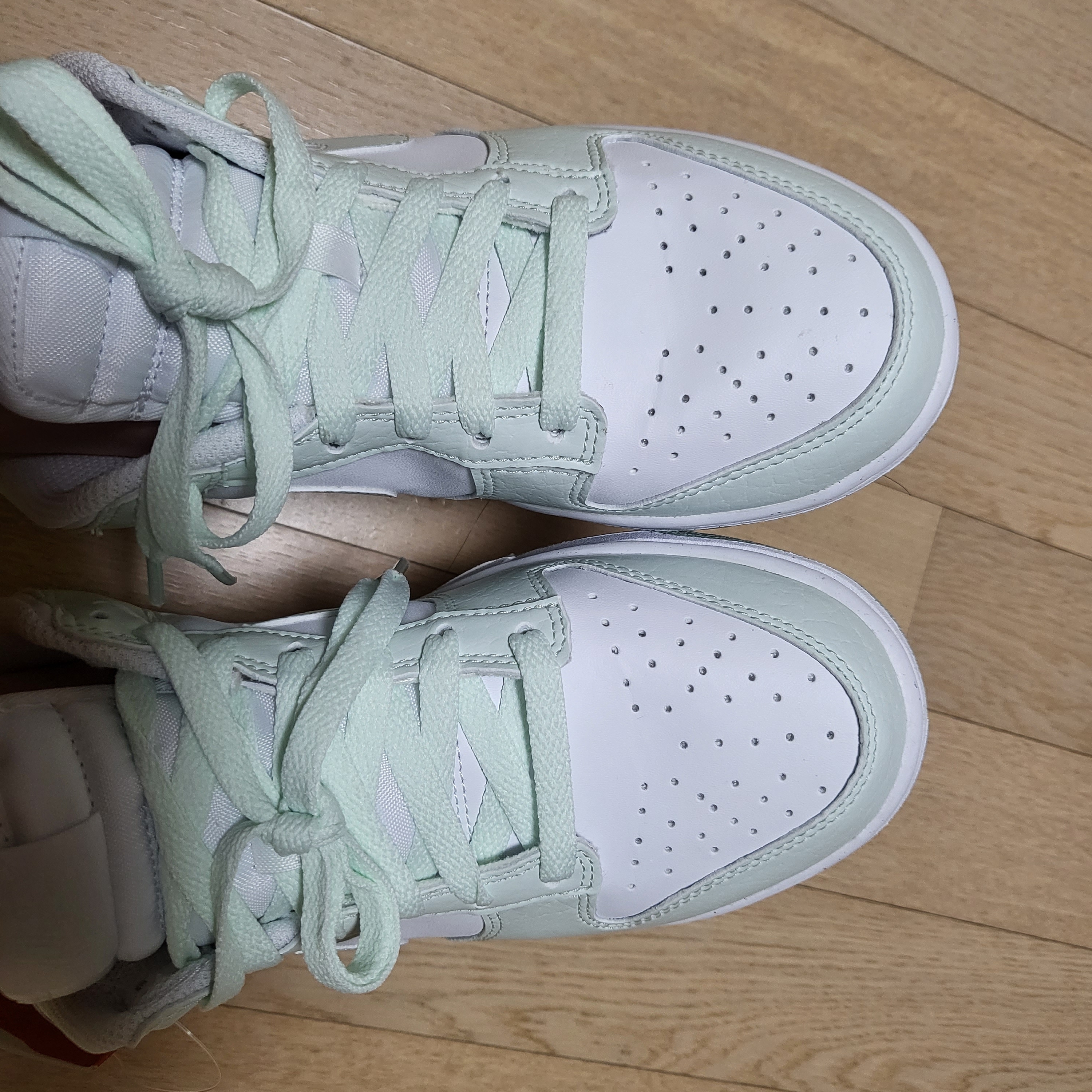 (W) Nike Dunk Low Next Nature Barely Green and White 착용 스타일 - 1