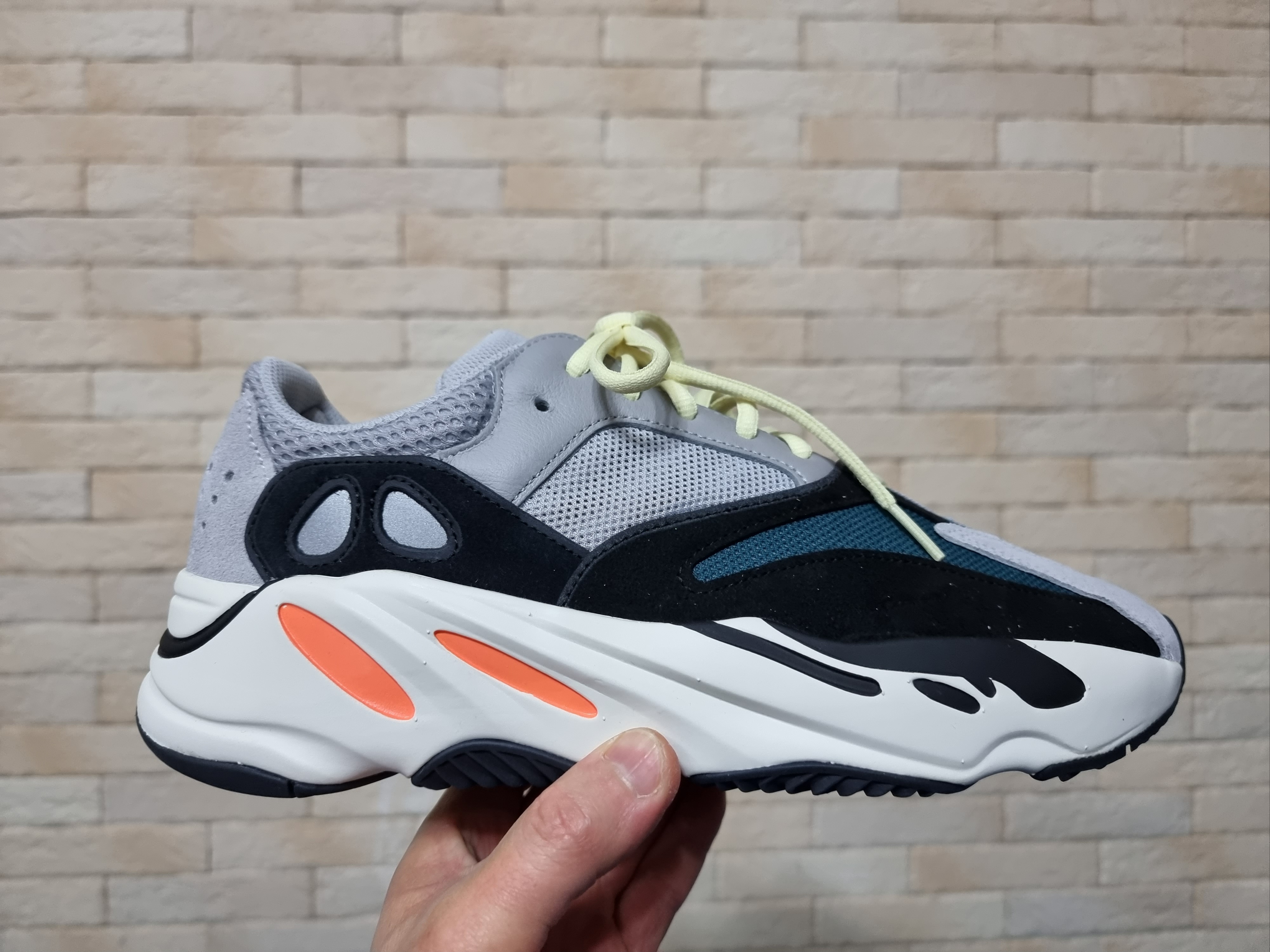 Adidas Yeezy Boost 700 Wave Runner Solid Grey 2021/2022 착용 스타일 - 2