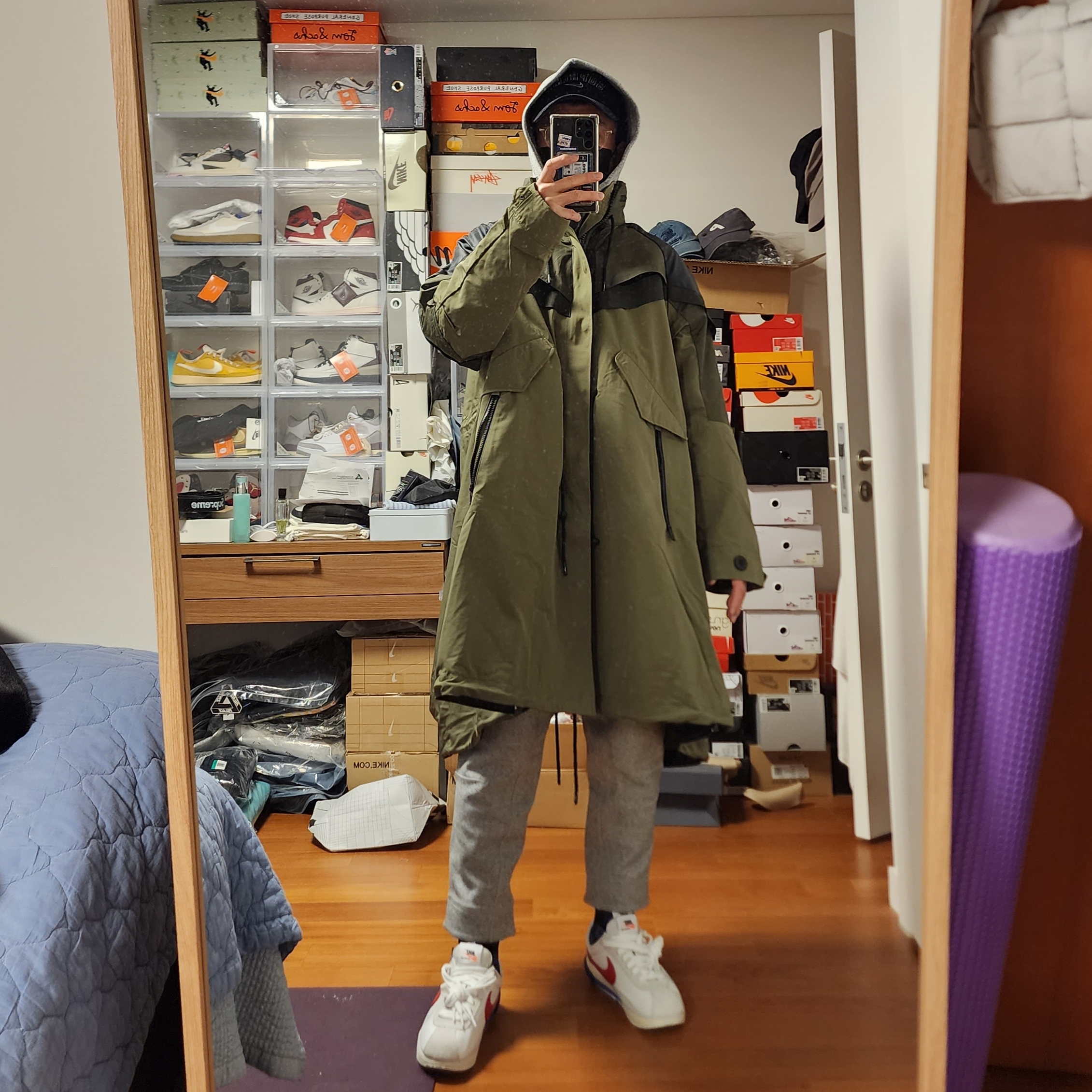 Nike x Sacai Zoom Cortez SP White and University Red, Nike x Sacai NRG Trench Jacket Medium Olive - Asia 착용 스타일 - 5