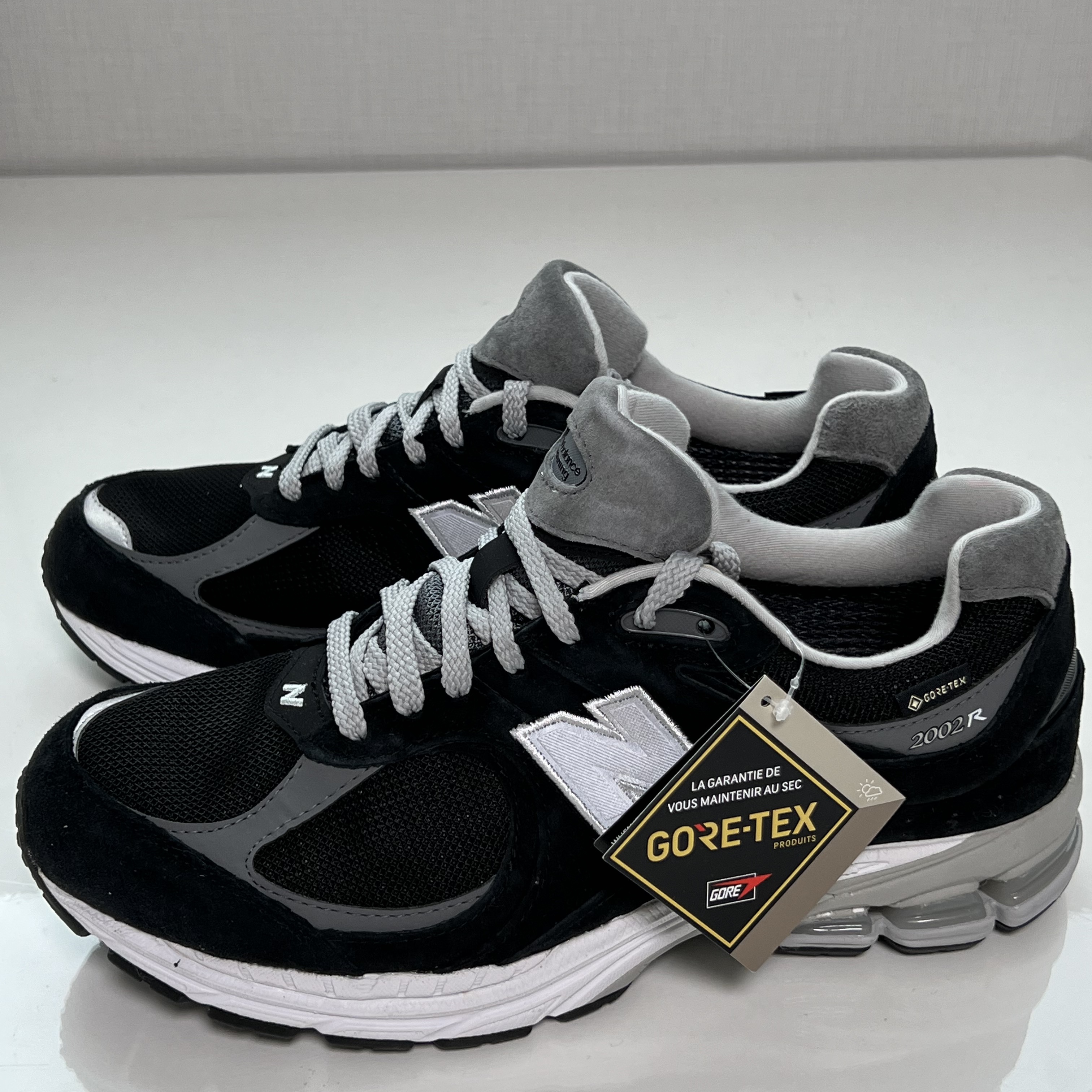 New Balance 2002R Gore-Tex Black Silver Metalic 착용 스타일 - 1